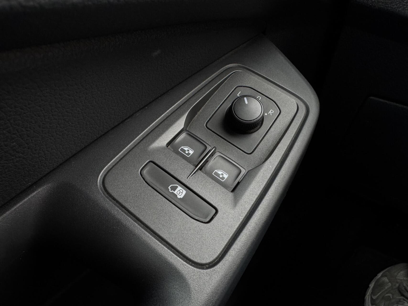 Foto van Volkswagen Caddy Modified Partition Wall