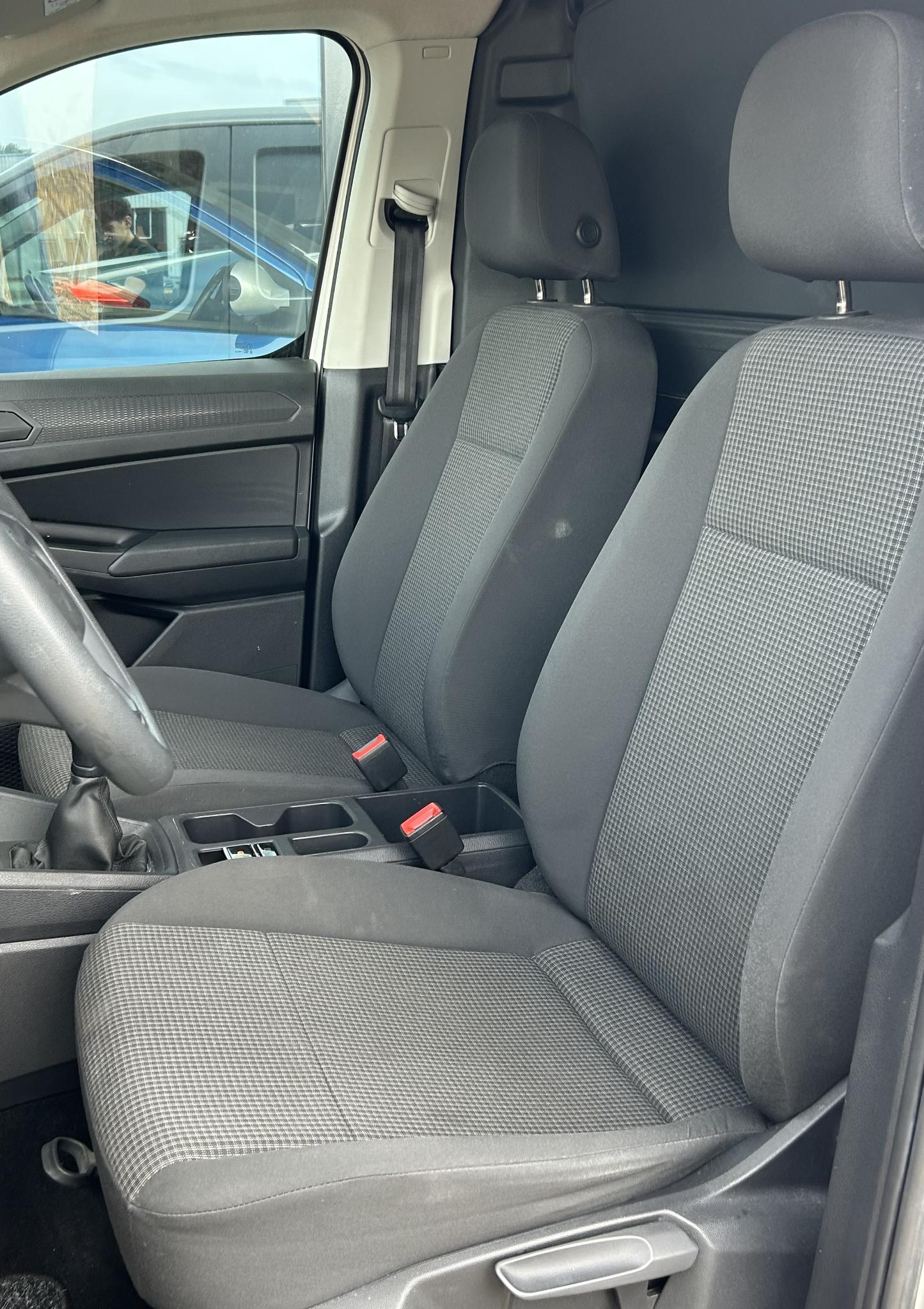 Foto van Volkswagen Caddy Modified Partition Wall