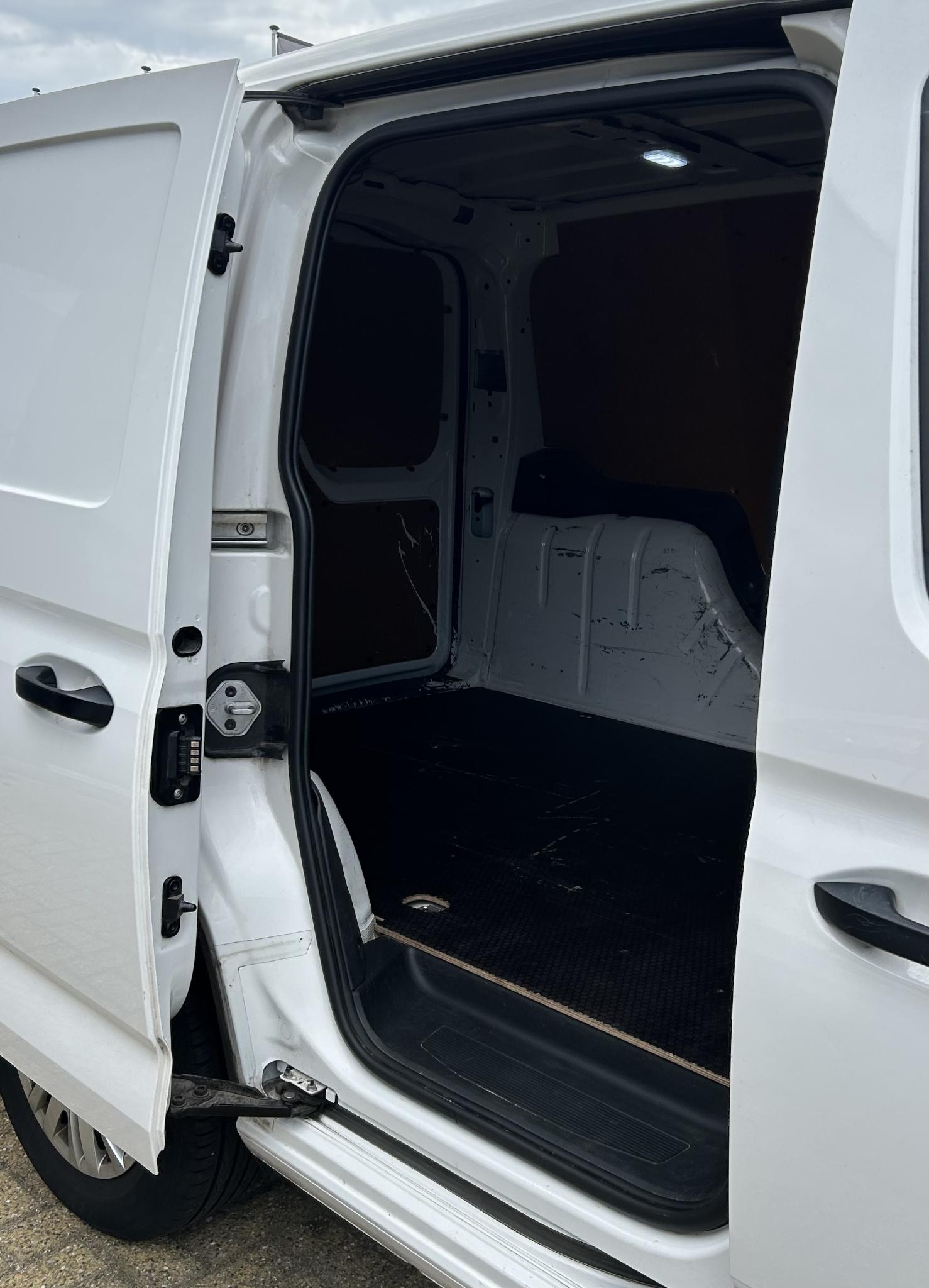 Foto van Volkswagen Caddy Modified Partition Wall