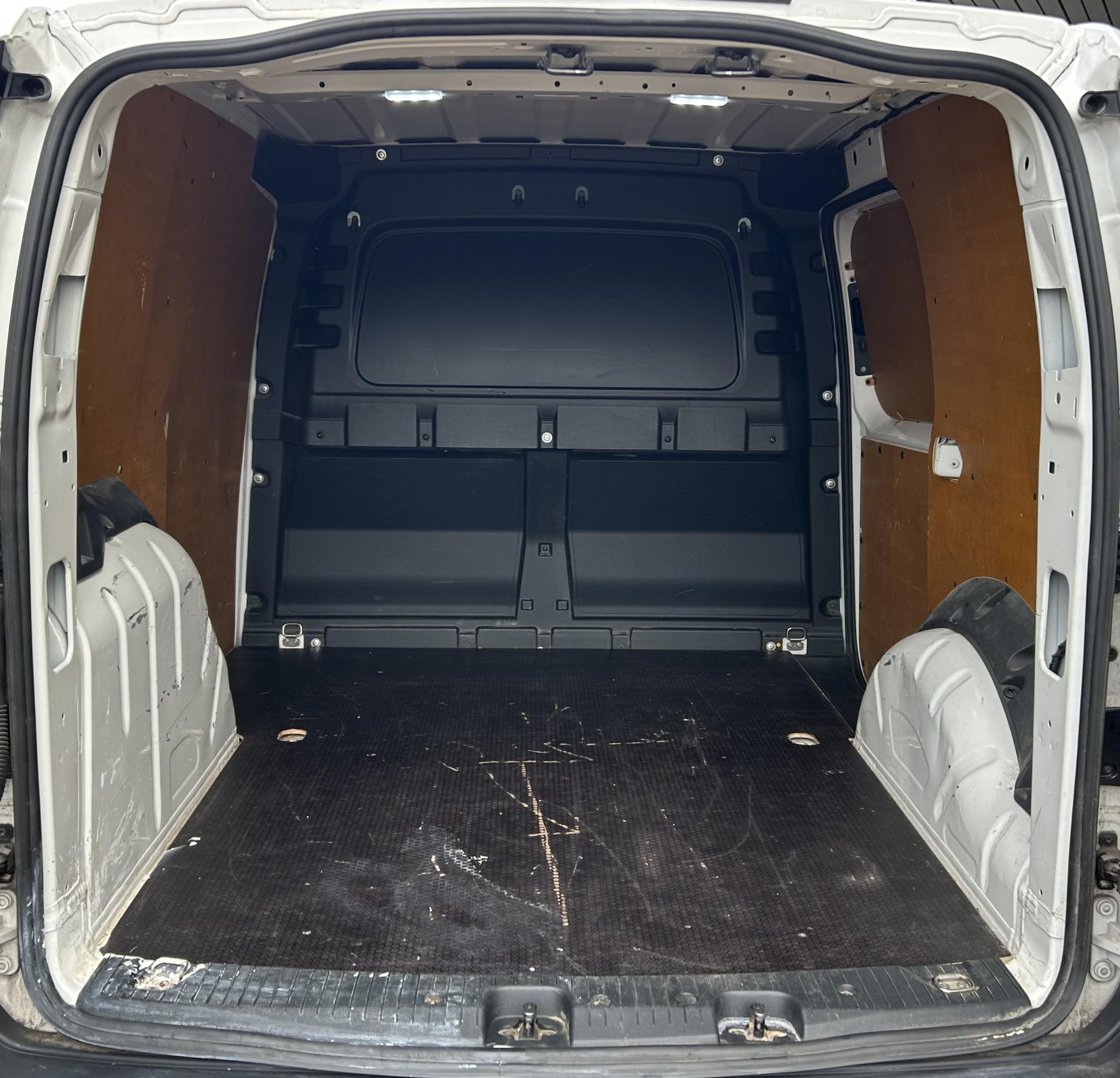 Foto van Volkswagen Caddy Modified Partition Wall