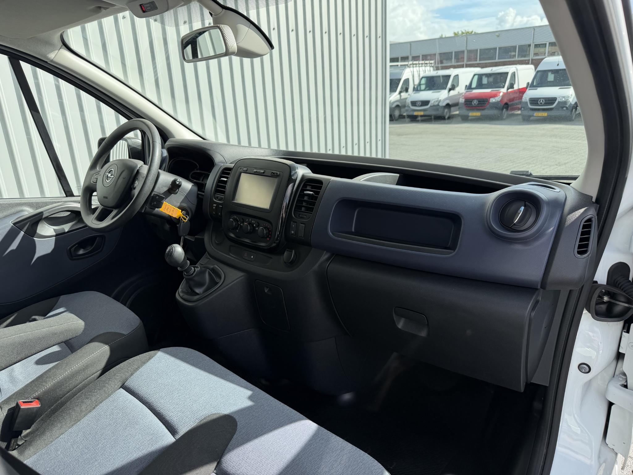 Foto van Opel Vivaro-b