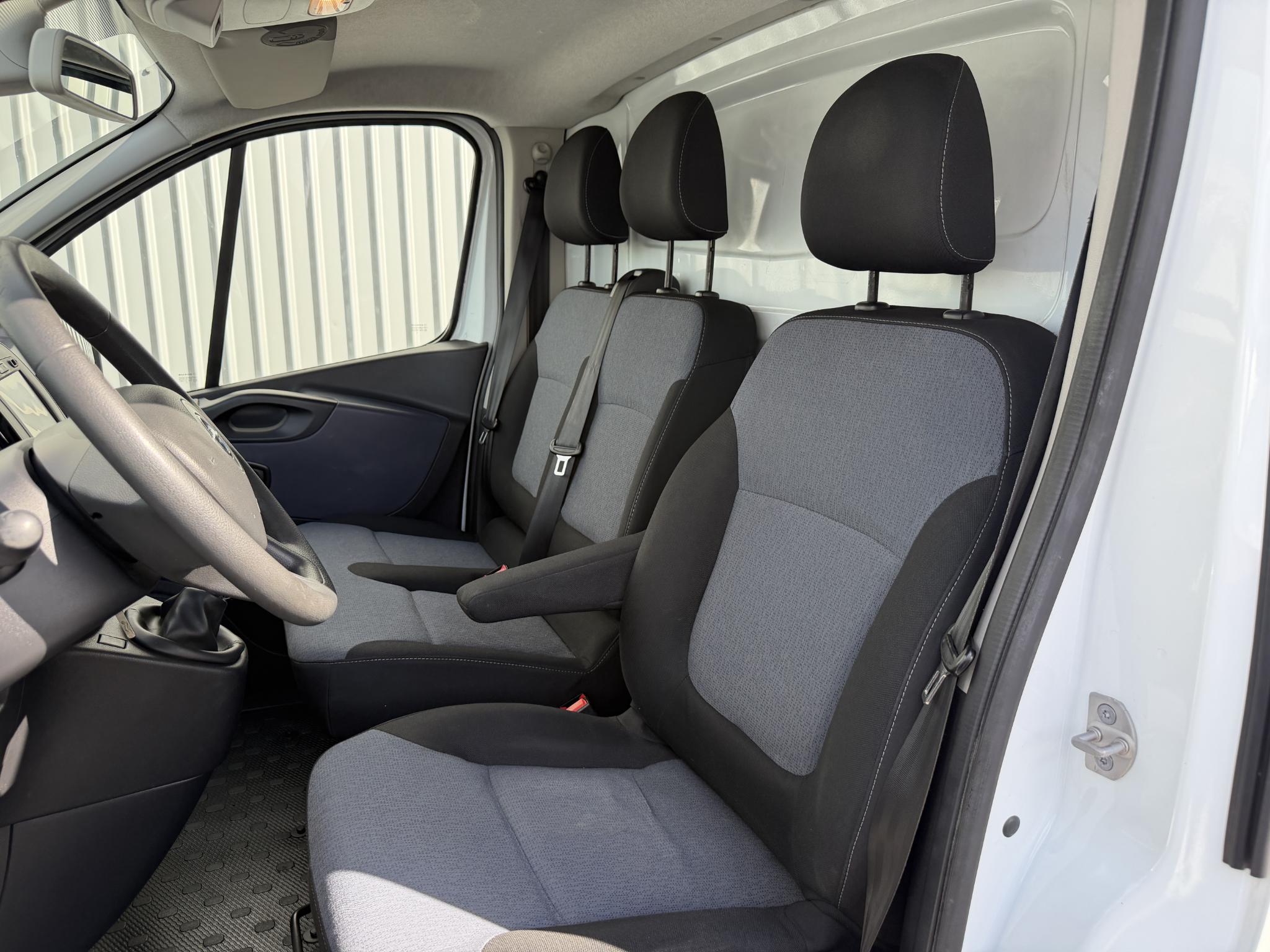 Foto van Opel Vivaro-b