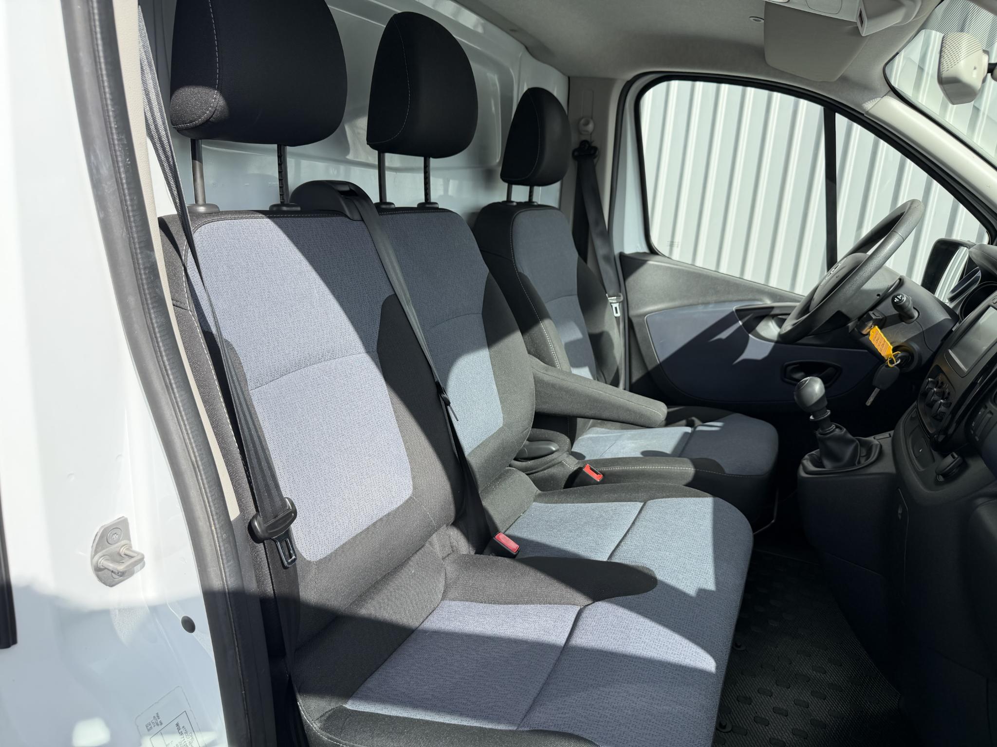 Foto van Opel Vivaro-b