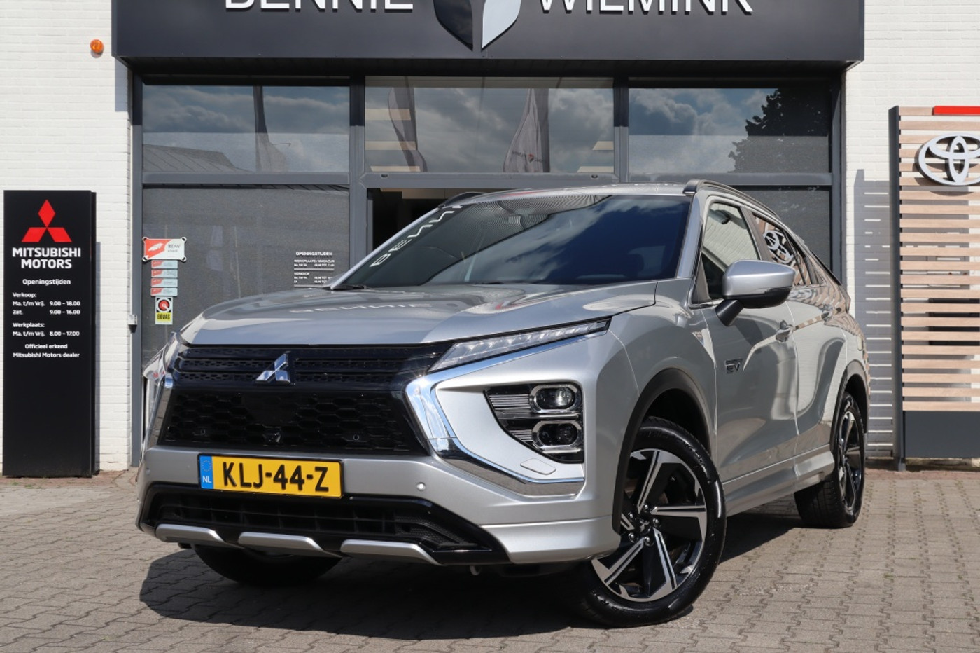 Mitsubishi Mitsubishi Eclipse Cross 2.4 PHEV Executive | AdaptiveCruise | Standkachel | All Seasons 2025 - voorkant