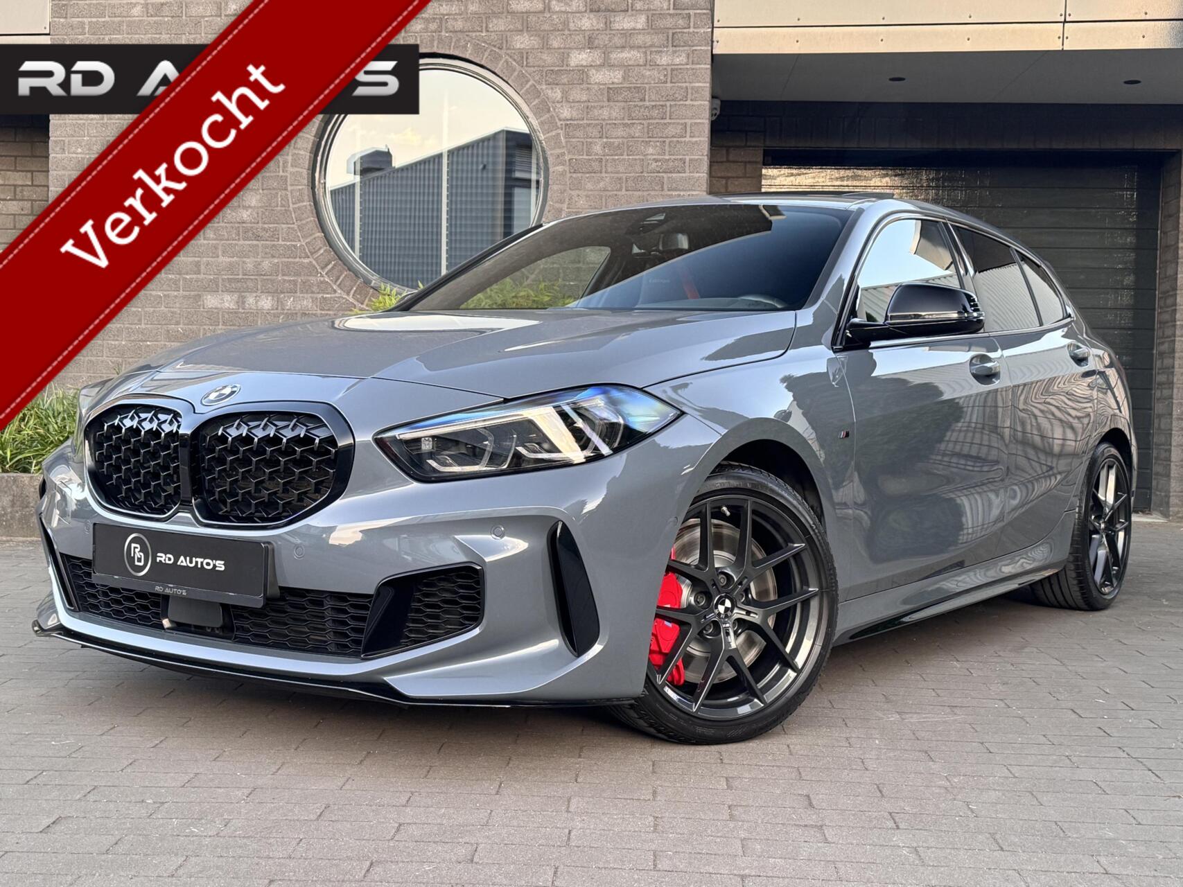BMW M135i xDrive M135i xDrive Edition Colorvision M Sport Pano HUD Camera 2023 - voorkant