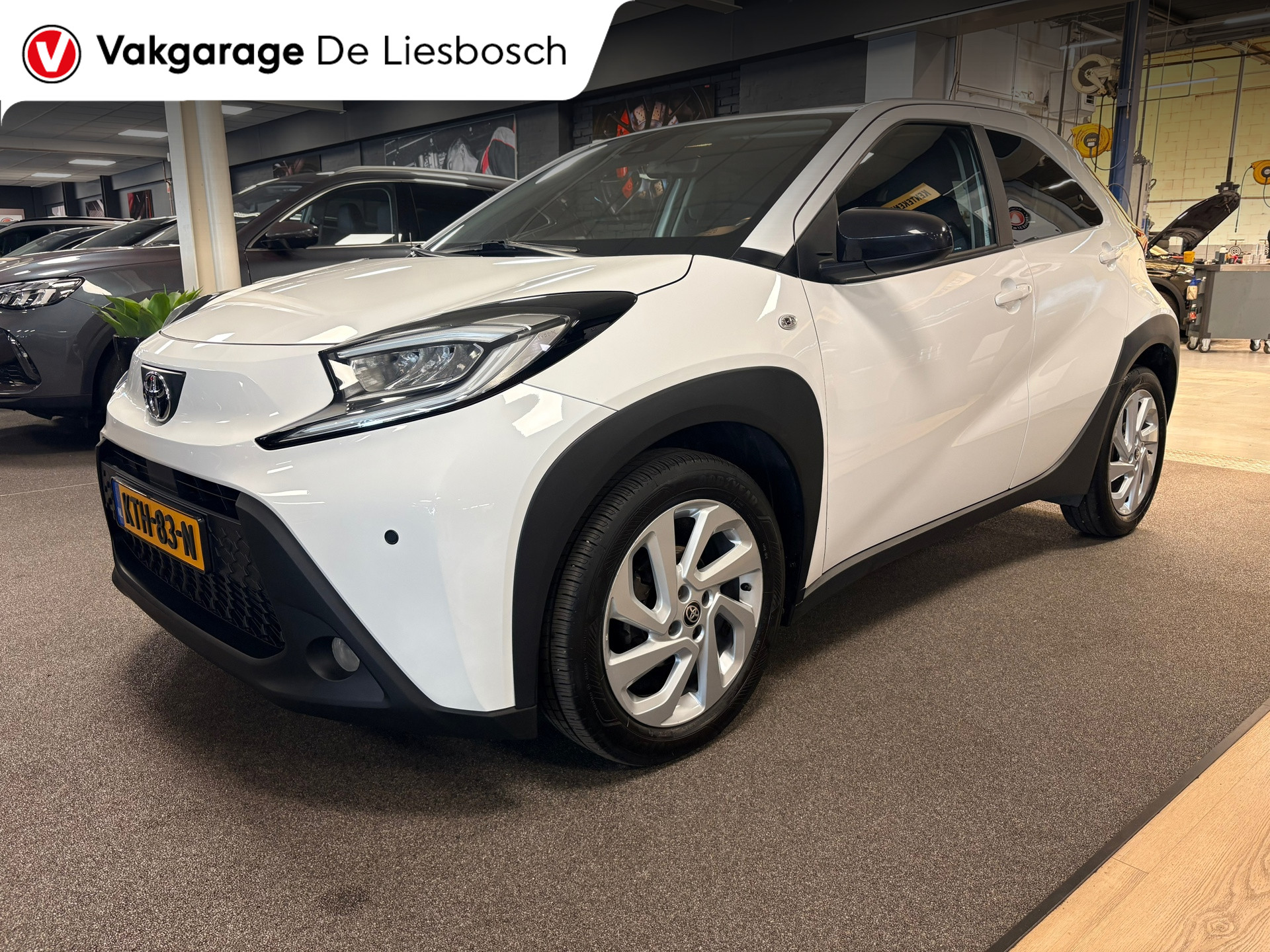 Toyota Toyota Aygo X 1.0 VVT-i MT first / apple /stoelverw /cruisec /camera/pdc/clima/boeken 2022 - voorkant