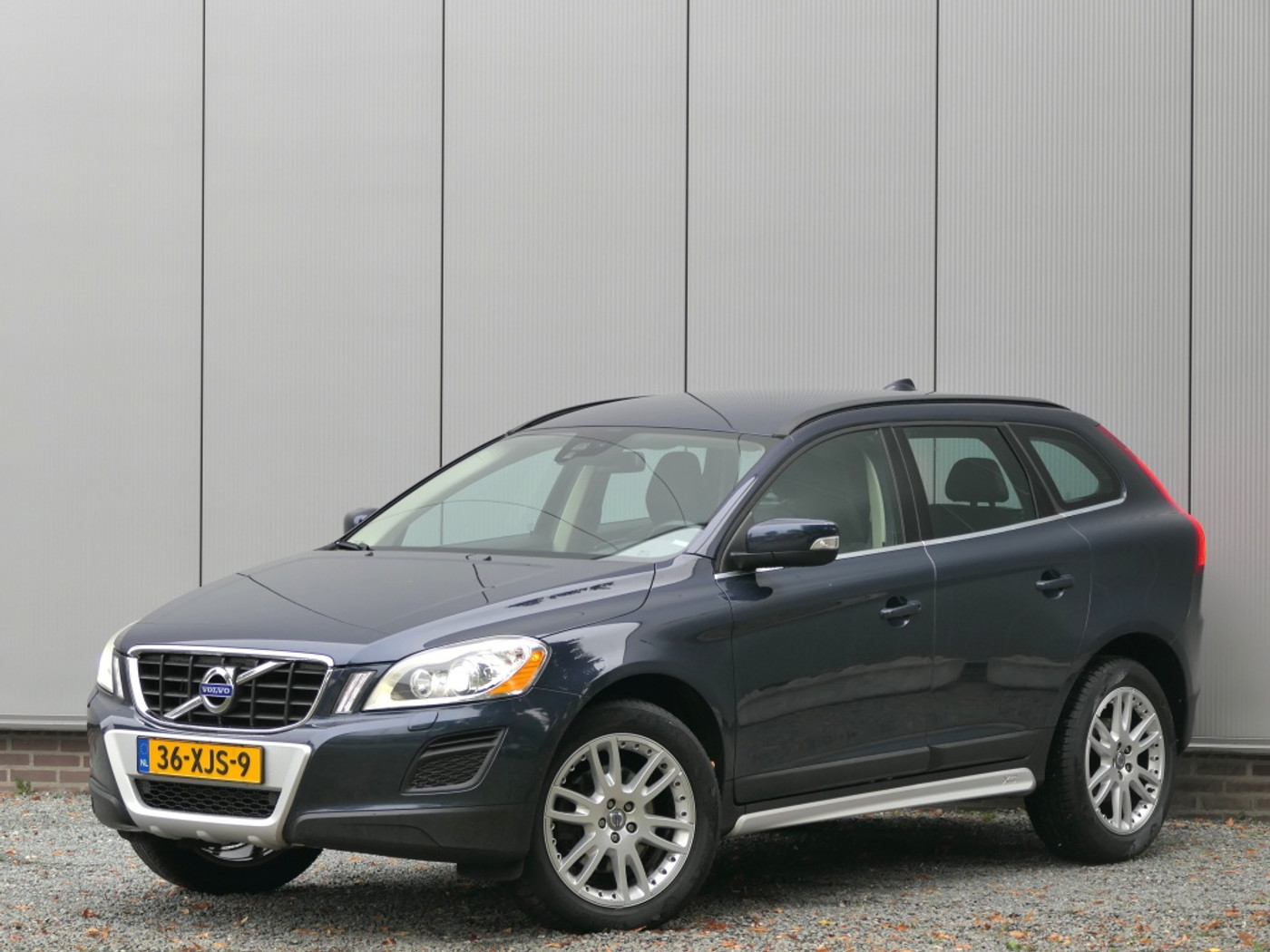 Volvo Xc60 2.0 D3 AUT Momentum Xenon / Trekhaak / Leer 2012 - voorkant