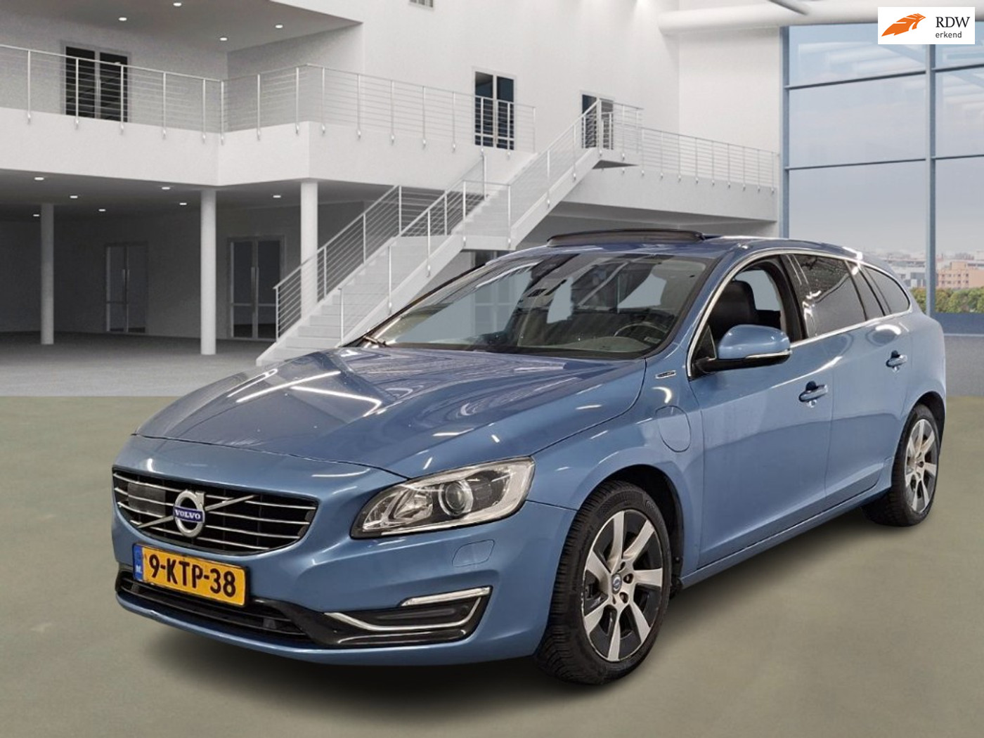 Volvo V60 Plug In Hybrid 2.4 D6 AWD Plug-In Hybrid Summum PANO LEDER NAVI PSENSOR CRUISE TREKHAAK 2 X SLEUTELS 2013 - voorkant