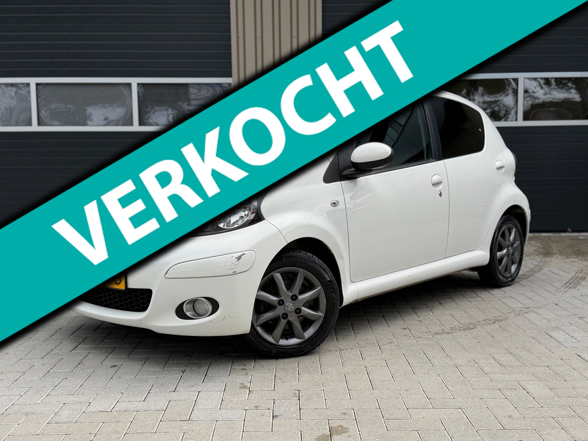Toyota Toyota Aygo 1.0-12V Dynamic Navigator | airco | 5 deurs | eerste eigenaar | lage km stand 2011 - voorkant