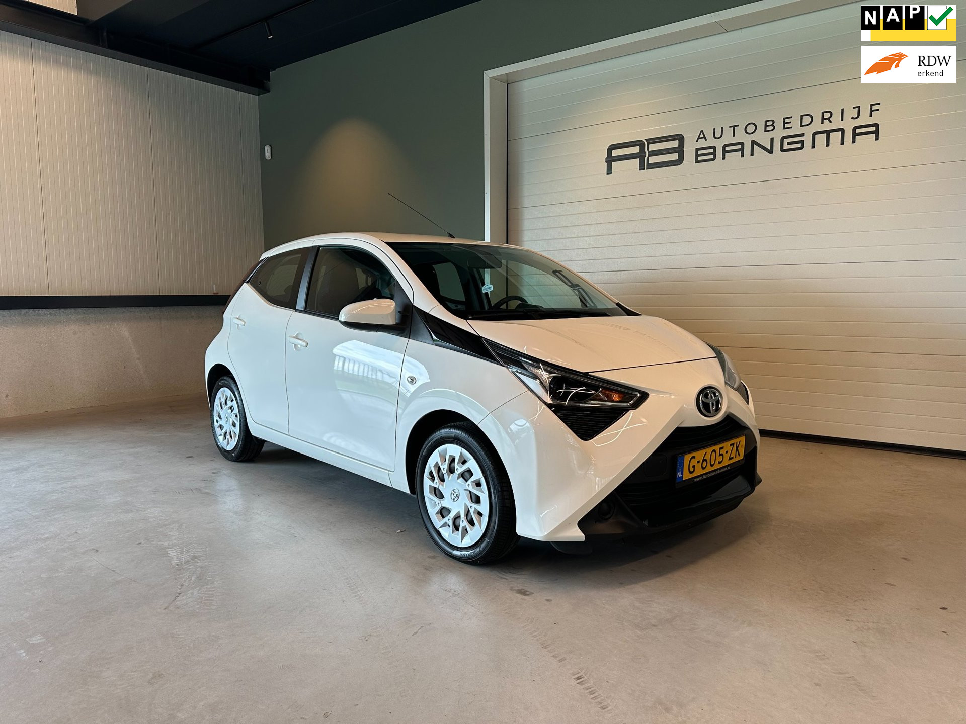 Toyota Toyota Aygo 1.0 VVT-i 5-DEURS X-PLAY LIMITED|APPLE CARPLAY+ANDROID AUTO|ACHTERUITRIJCAMERA|CRUISECONTROL|DAB+|LED|83.622 km NAP 2020 - voorkant
