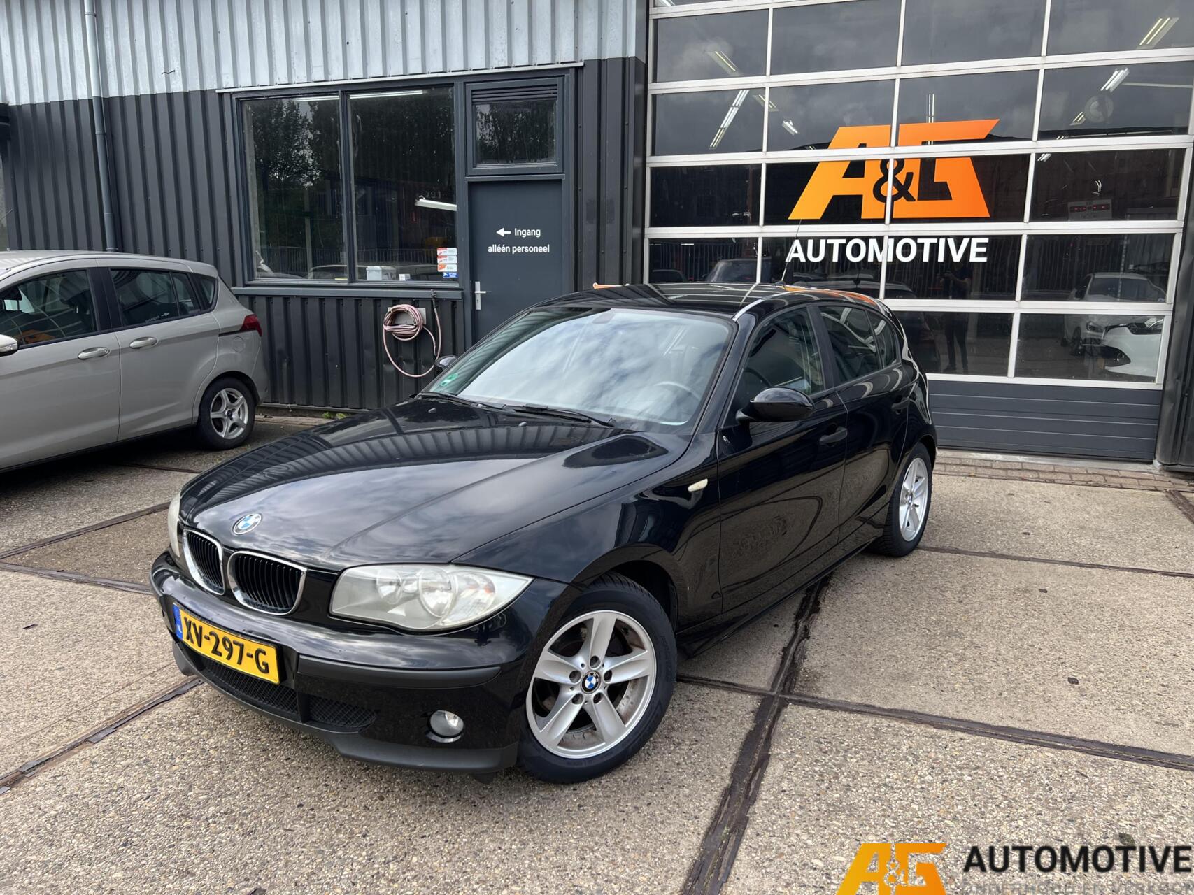 BMW 1er Reihe 116i Zwart 5DRS 2006 | Airco | Nieuwe APK! | 2006 - voorkant
