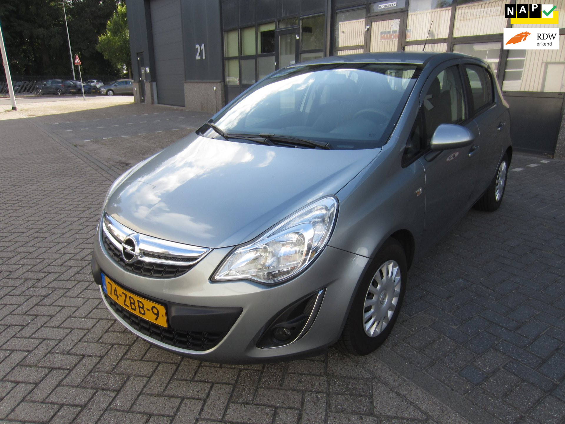 Opel Corsa 1.2-16V Cosmo 2012 Airco Automaat NAP! APK! 2012 - voorkant