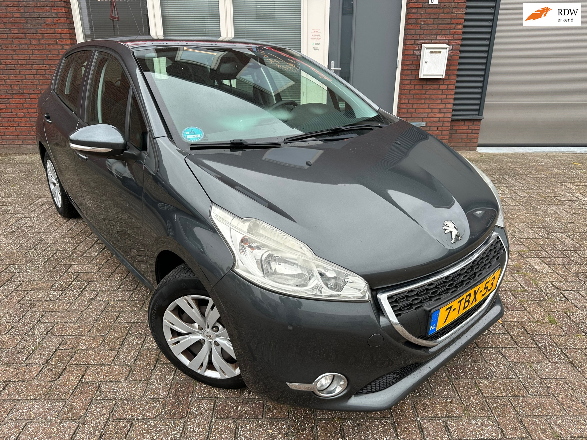 Peugeot 208 1.2 VTi Envy / Navi / PDC / Cruise / NAP 2014 - voorkant