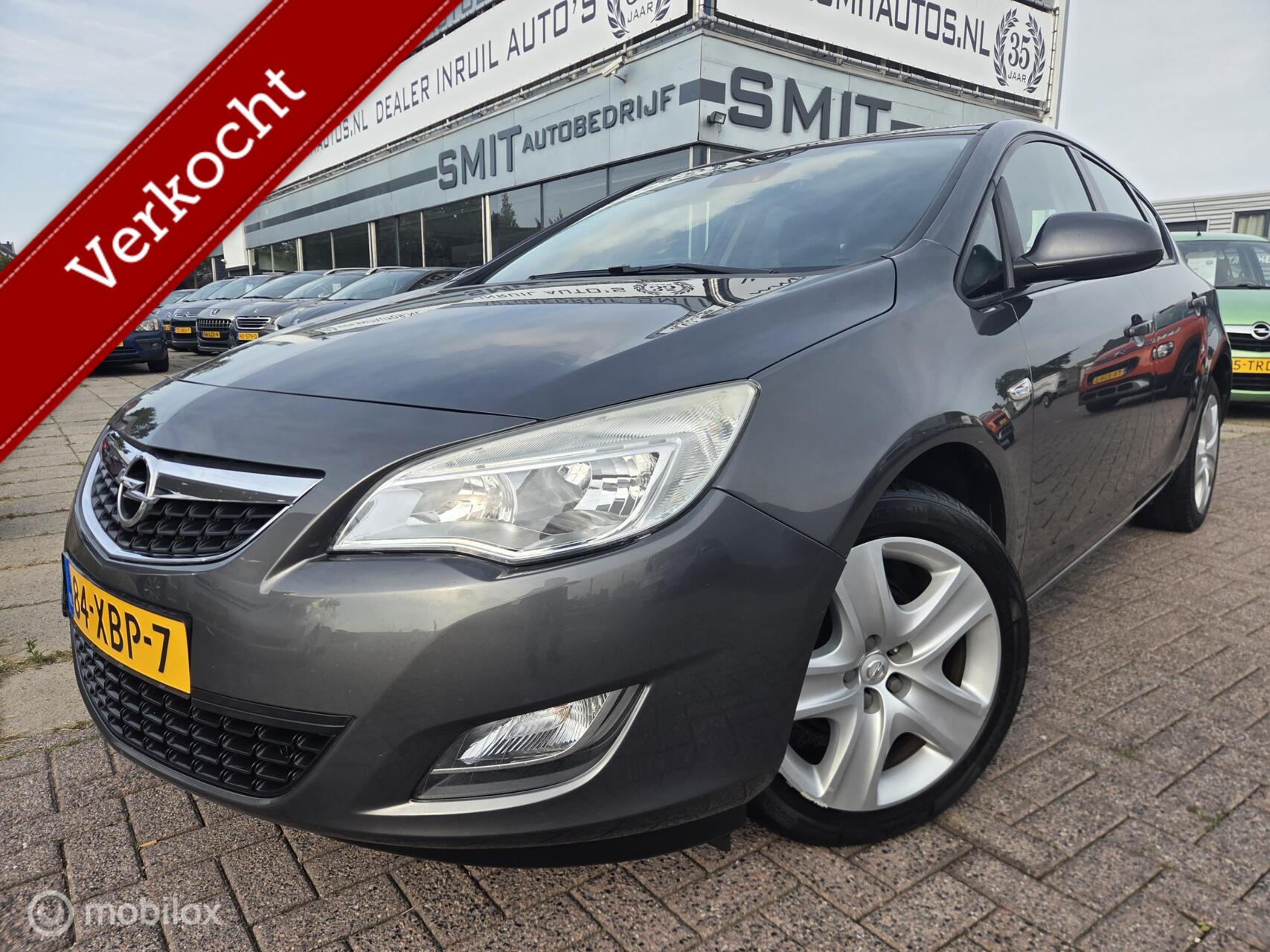 Opel Astra 1.4 Turbo Anniversary Edition Leder/Nav/Trekhaak 2012 - voorkant