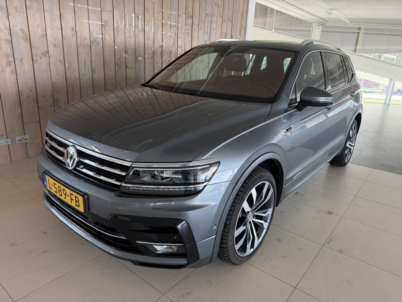 Volkswagen Tiguan 1.5 TSI Highline Business R 2021 - voorkant