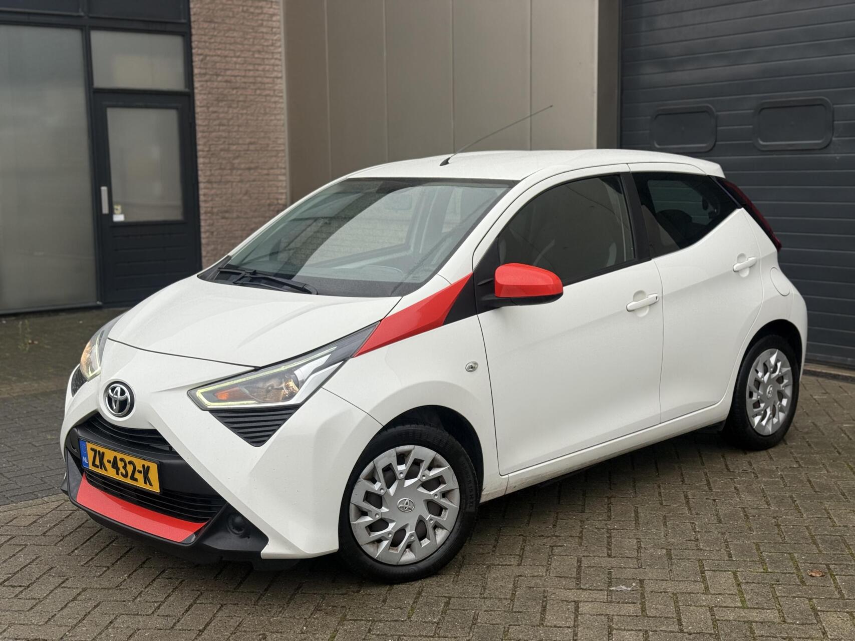 Toyota Toyota Aygo 1.0 VVT 2019 x-play Airco/Camera/Cruise 5-DRS 2019 - voorkant