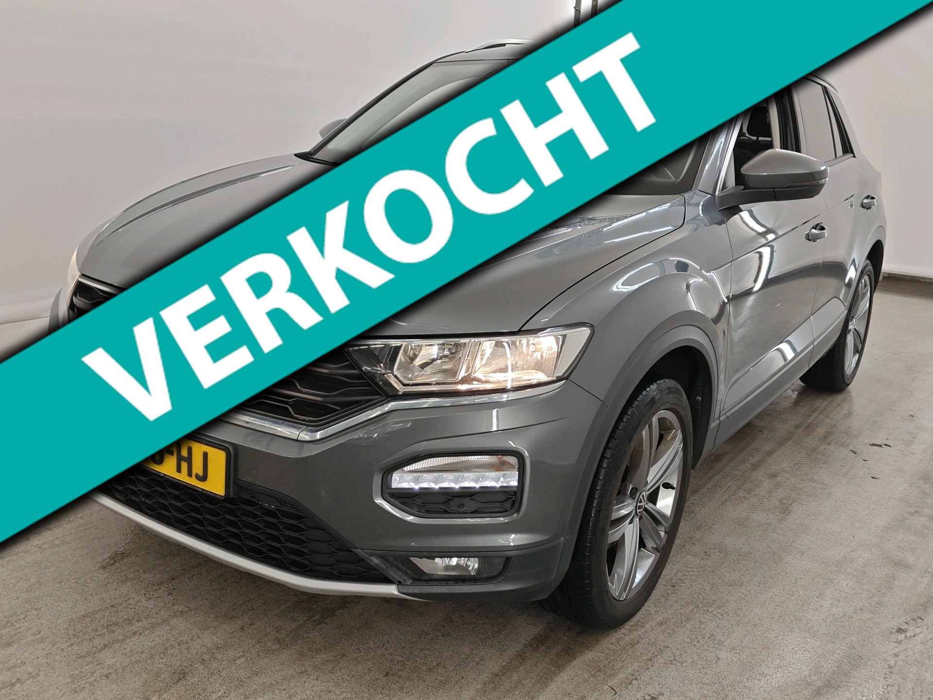 Volkswagen T-roc 1.5 TSI 150pk Automaat Style Business | Trekhaak | ECC | Camera | PDC | Extra getint glas | 18" | CarPlay 2021 - voorkant