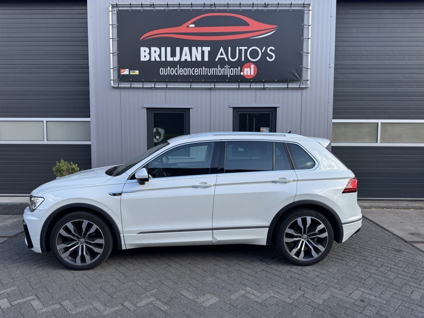 Volkswagen Tiguan 1.4 TSI R-Line Origineel Nederlads Nap 2017 - voorkant