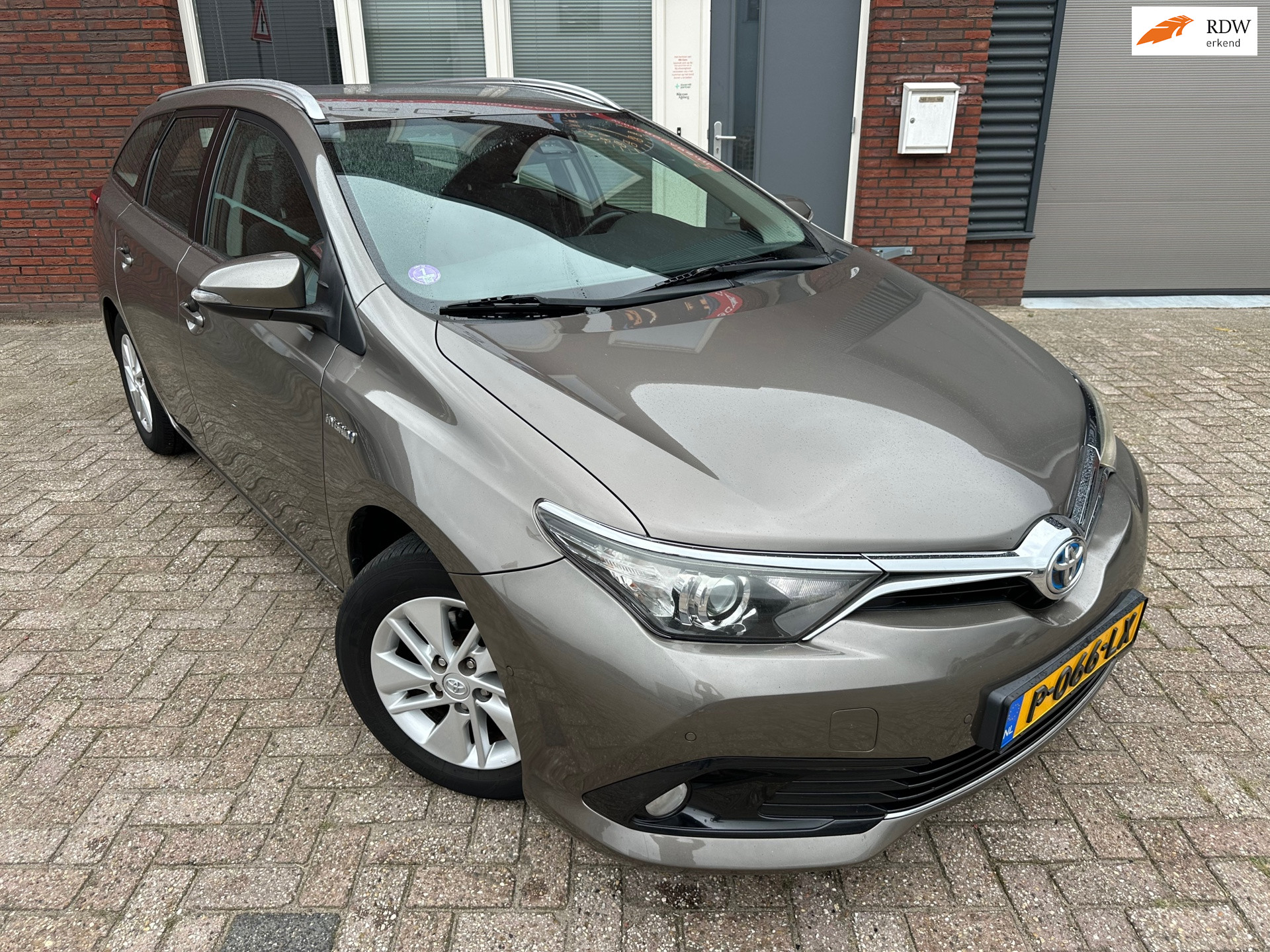 Toyota Toyota Auris 1.8 Hybrid Now / Camera / Navi / PDC 2017 - voorkant