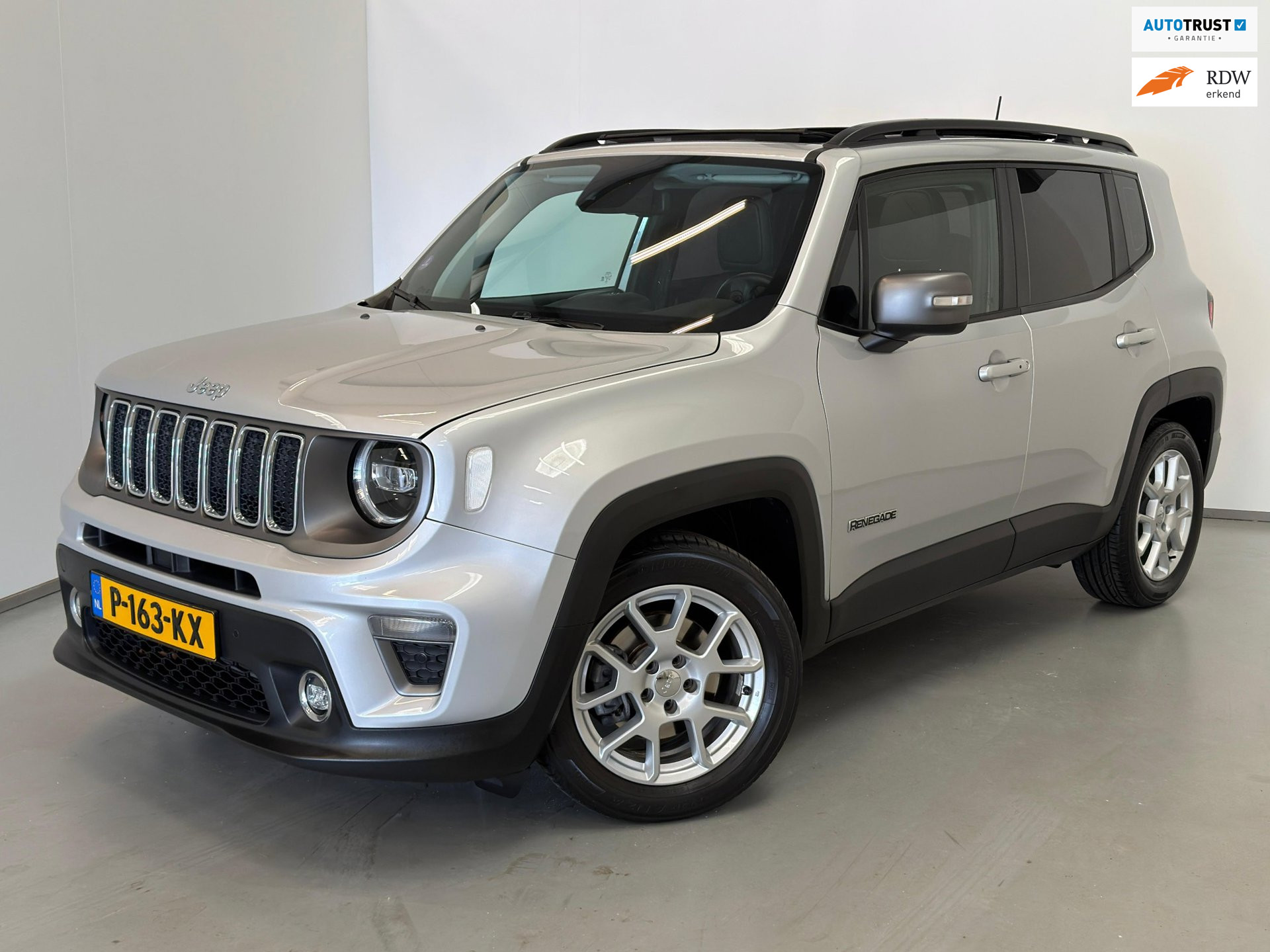 Jeep Renegade 1.3T-e Freedom / Pano / Leder / Beats / CarPlay 2018 - voorkant