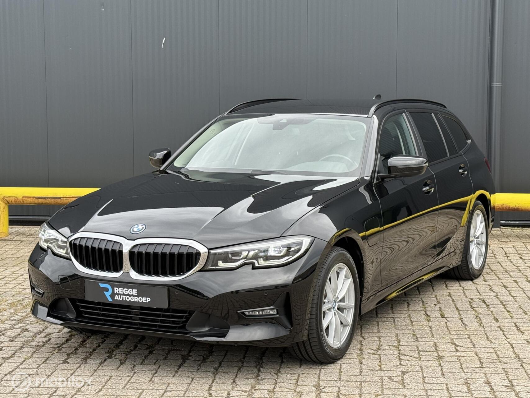 BMW 320e 320e High Executive BTW | TREKHAAK 2022 - voorkant
