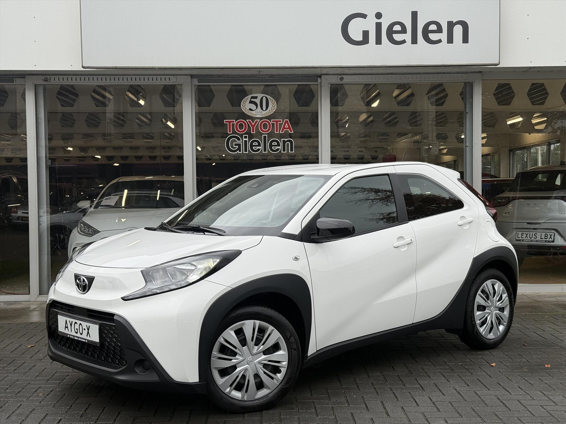 Toyota Toyota Aygo X 1.0 VVT-i MT Play | Apple CarPlay/Android auto, Parkeercamera, Adaptive cruise control, Weinig KM 2024 - voorkant