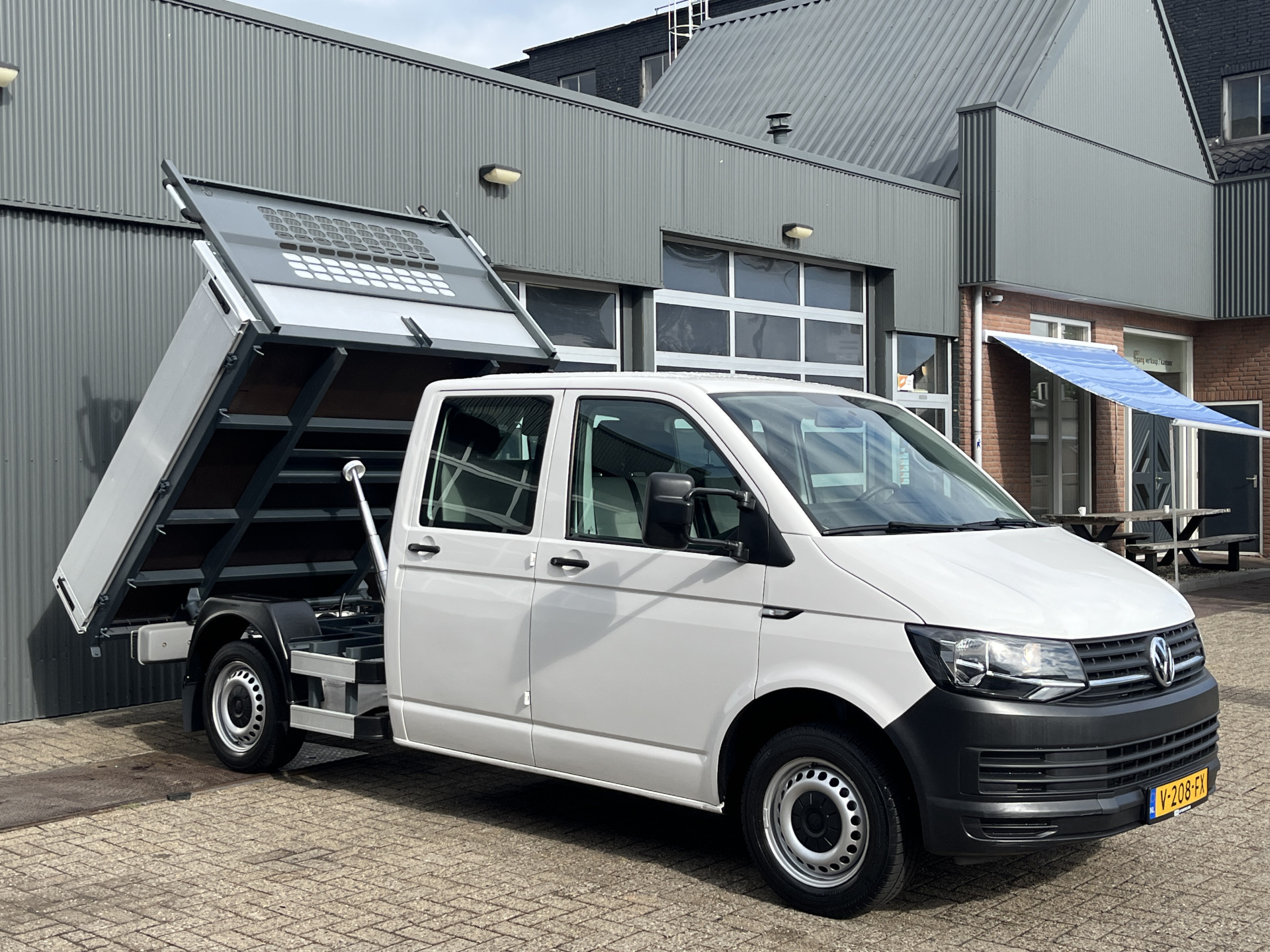 Volkswagen Transporter 2.0 TDI L2H1 DC 2017 - voorkant