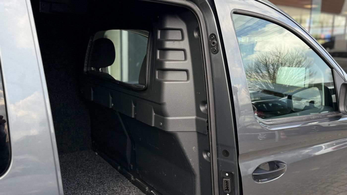 Foto van Volkswagen Caddy Modified Partition Wall