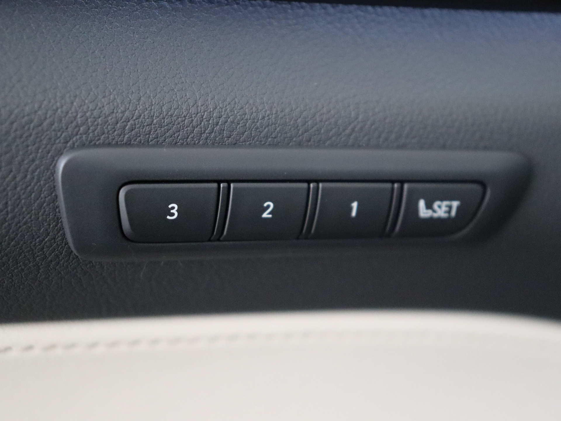 Foto van Lexus Lexus Nx450h+
