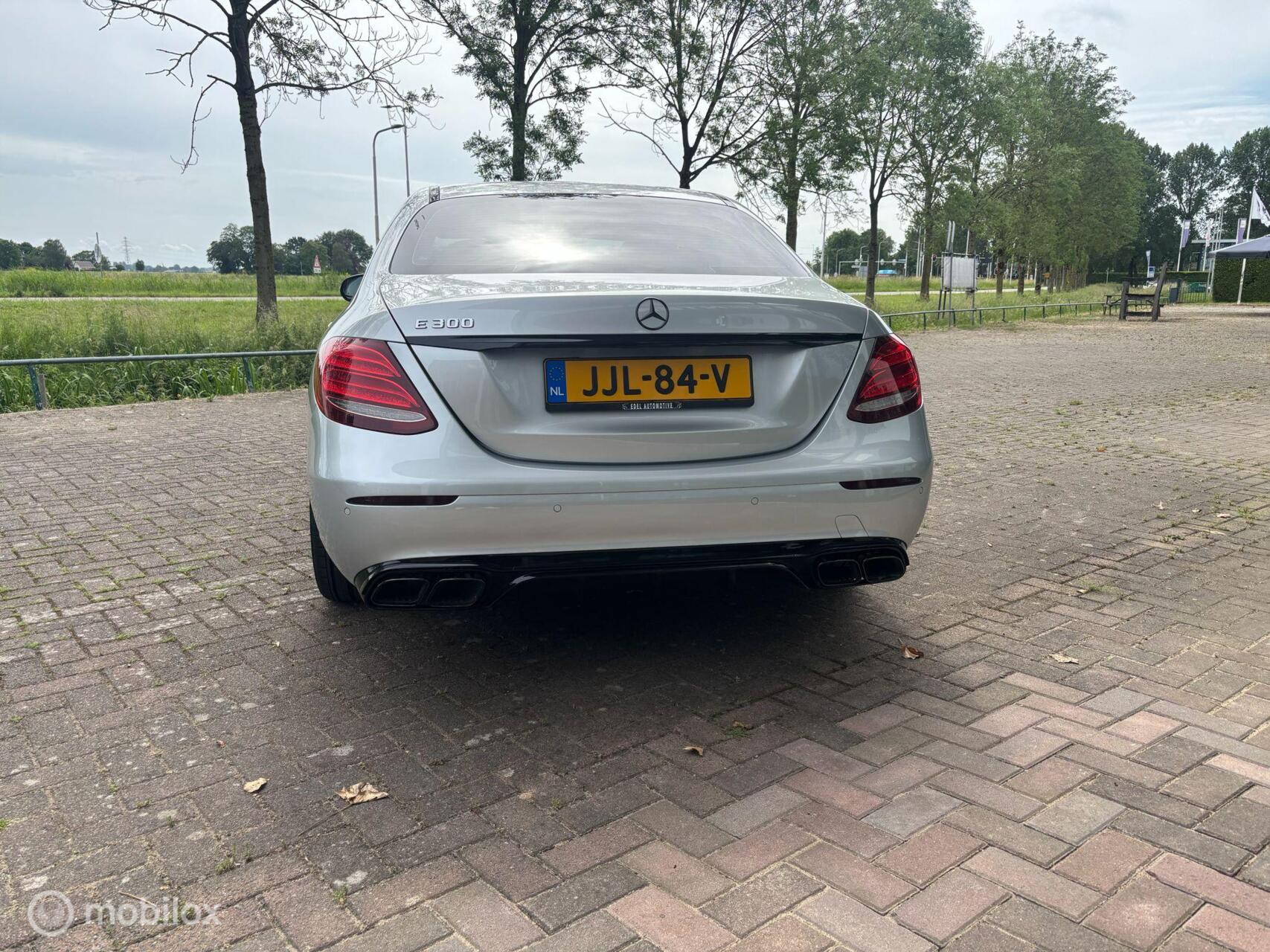 Foto van Mercedes-Benz E 300