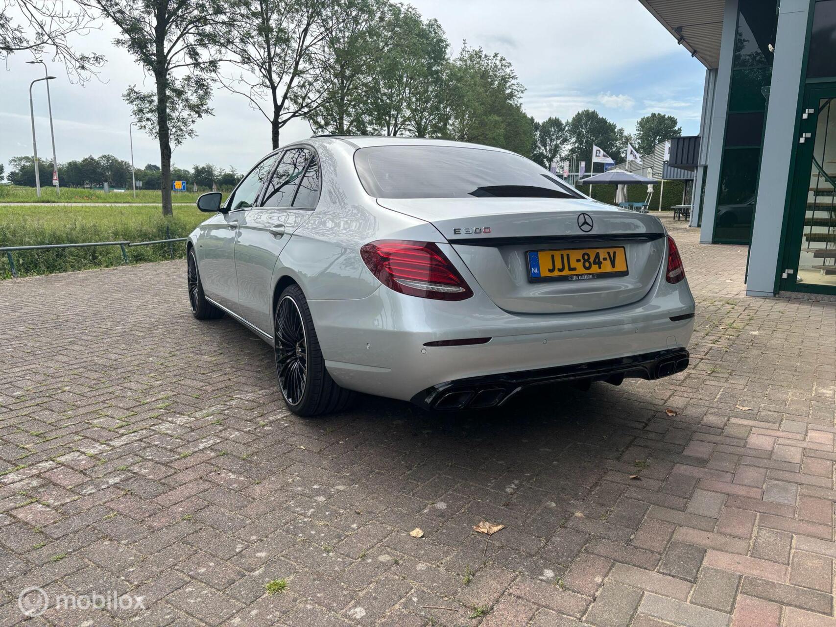 Foto van Mercedes-Benz E 300
