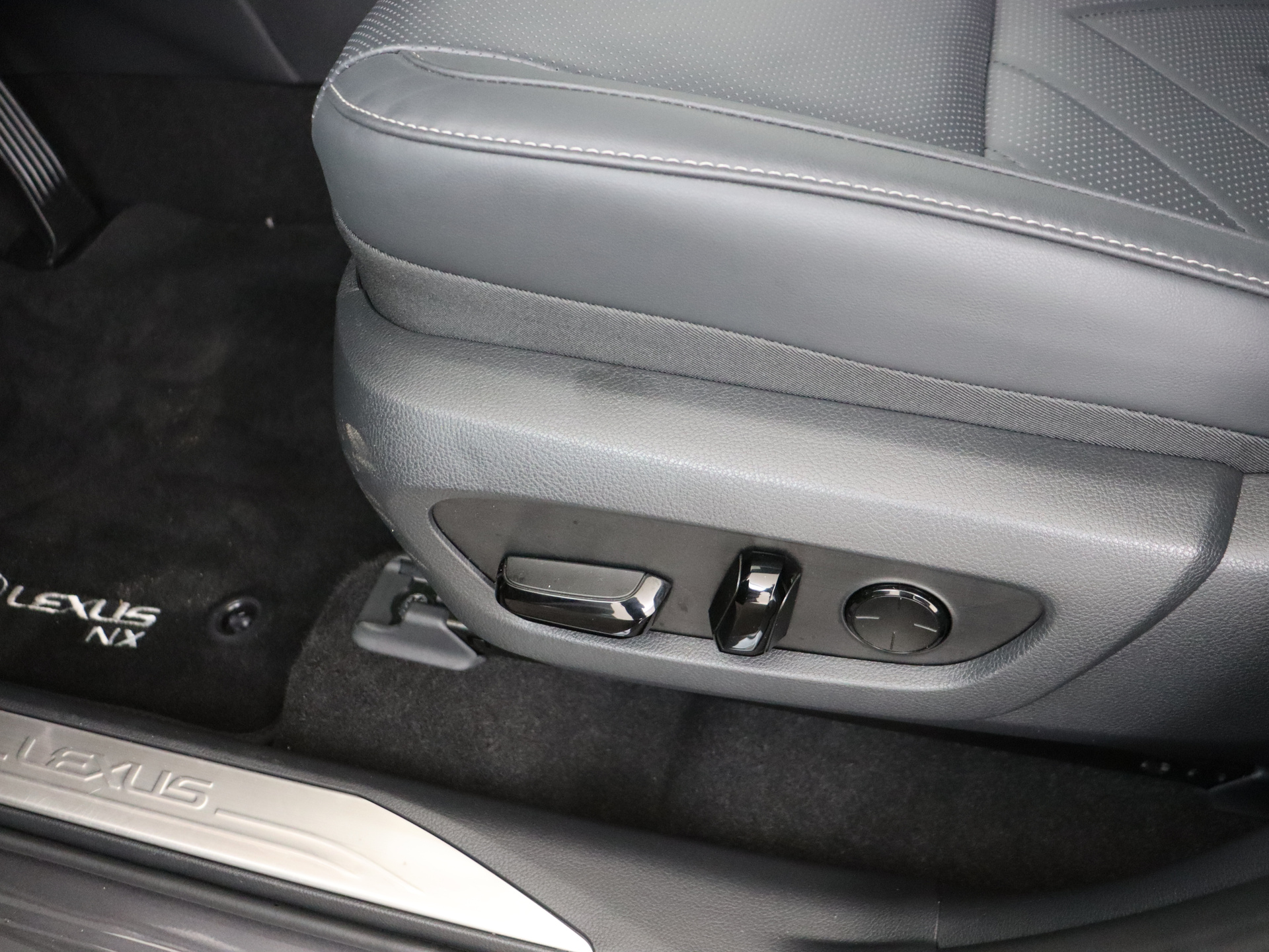 Foto van Lexus Lexus Nx450h+