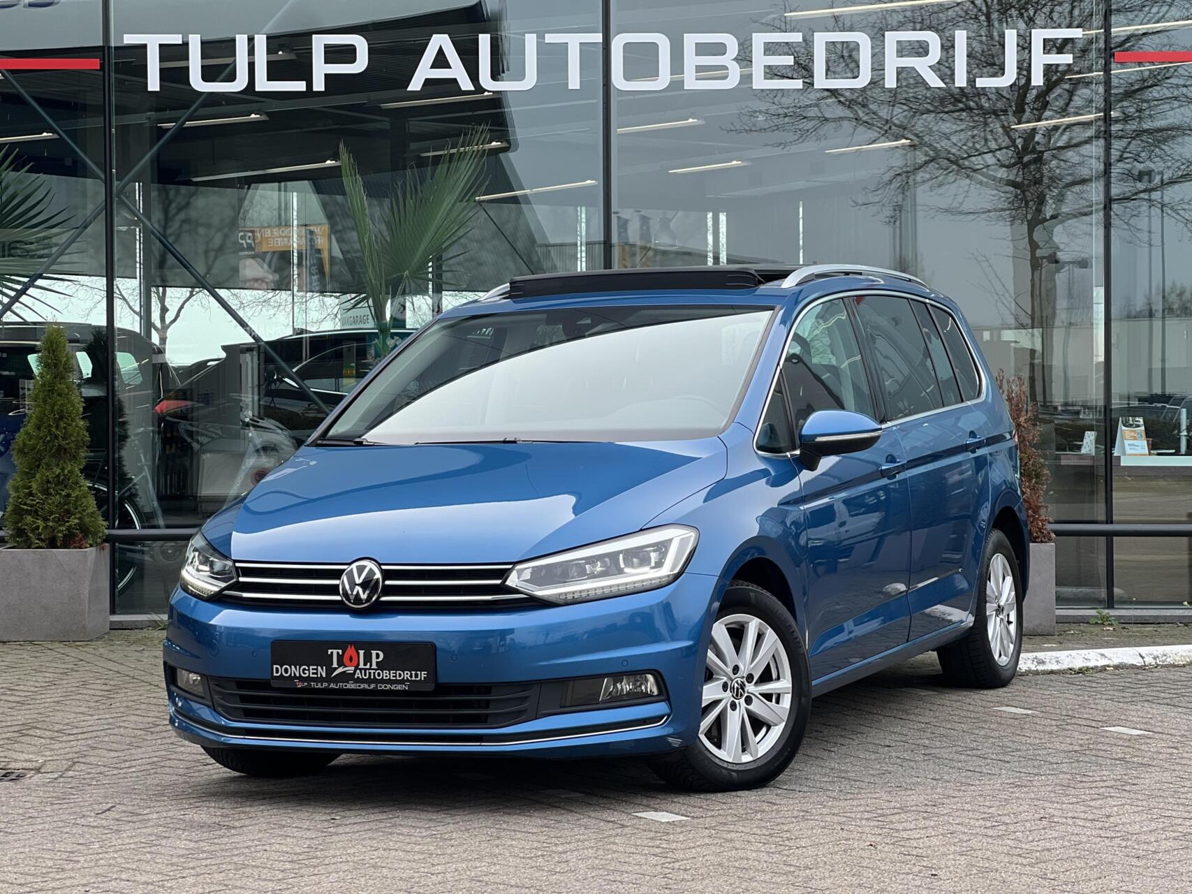 Volkswagen Touran 1.5 TSI Highline 7p Automaat Dak Leder Luxe 2022 - voorkant
