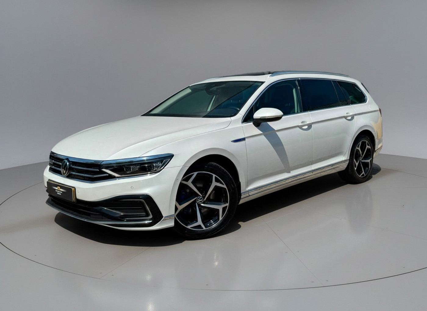 Volkswagen Passat 1.4 TSI * Panoramadak * Stoelen met geheugen * Trekhaak * 2021 - voorkant