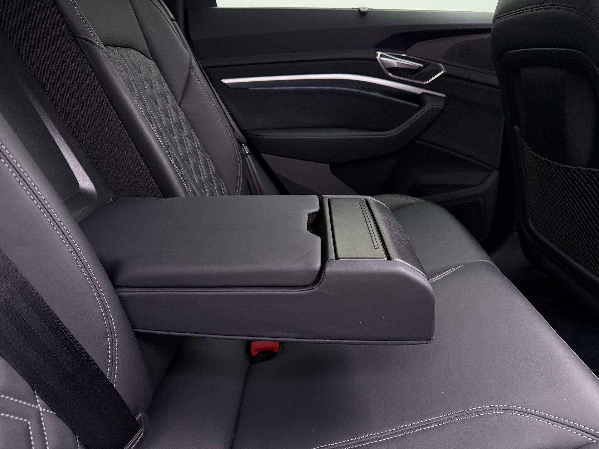 Foto van Audi Q8 Sportback 55 E-tron