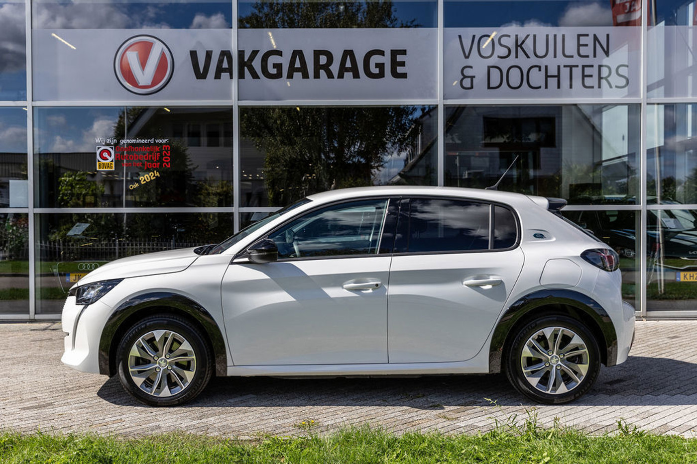 Foto van Peugeot E-208
