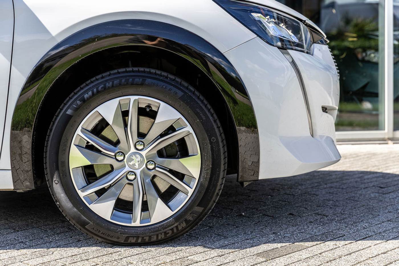 Foto van Peugeot E-208