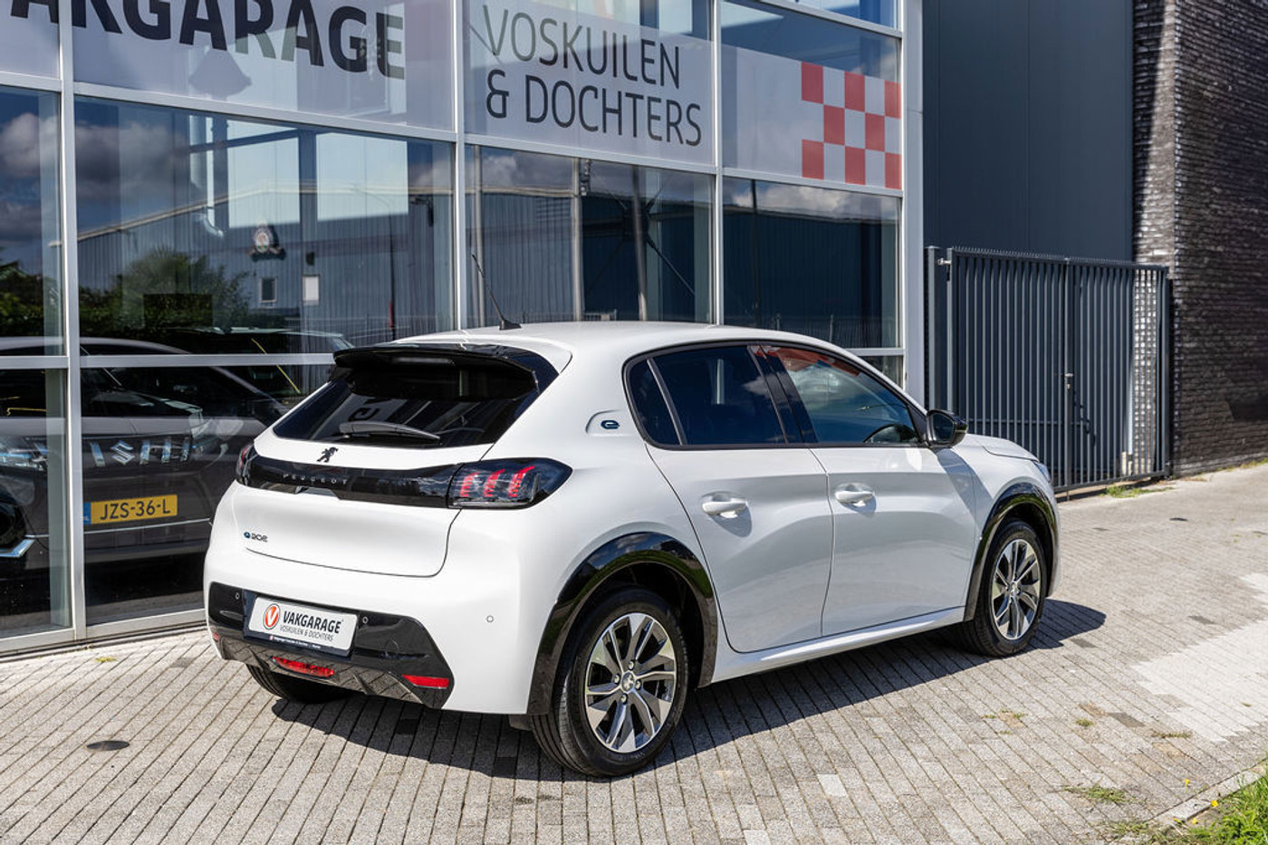 Foto van Peugeot E-208