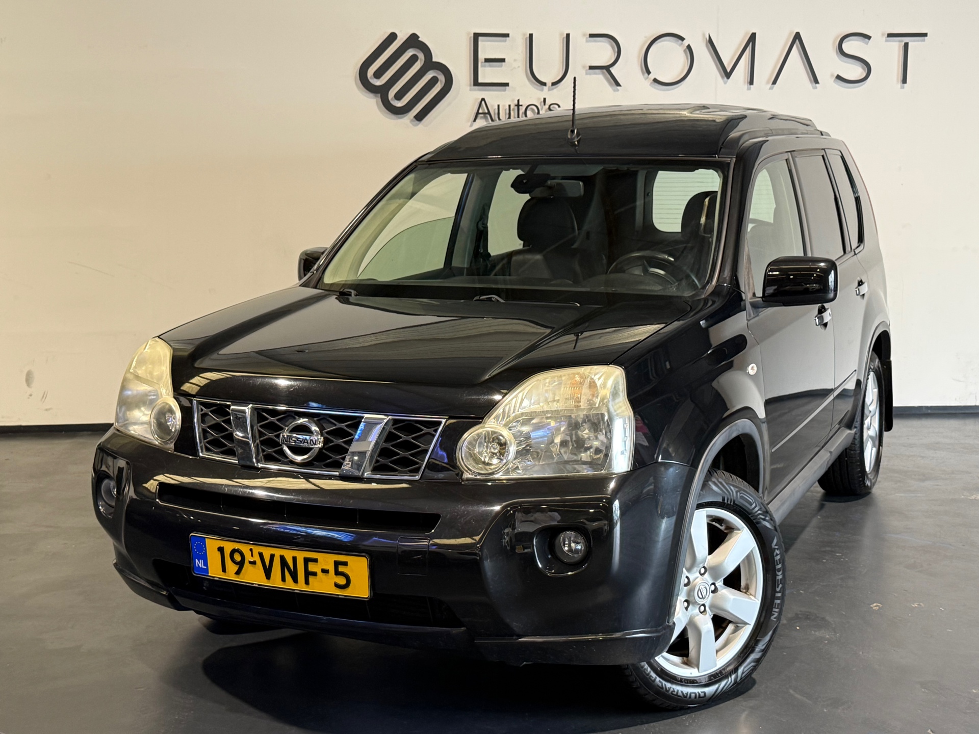 Nissan Nissan X-trail 2.0 dCi SE Automaat Navi Airco Trekhaak Grijs Kenteken Nieuwe APK 2008 - voorkant