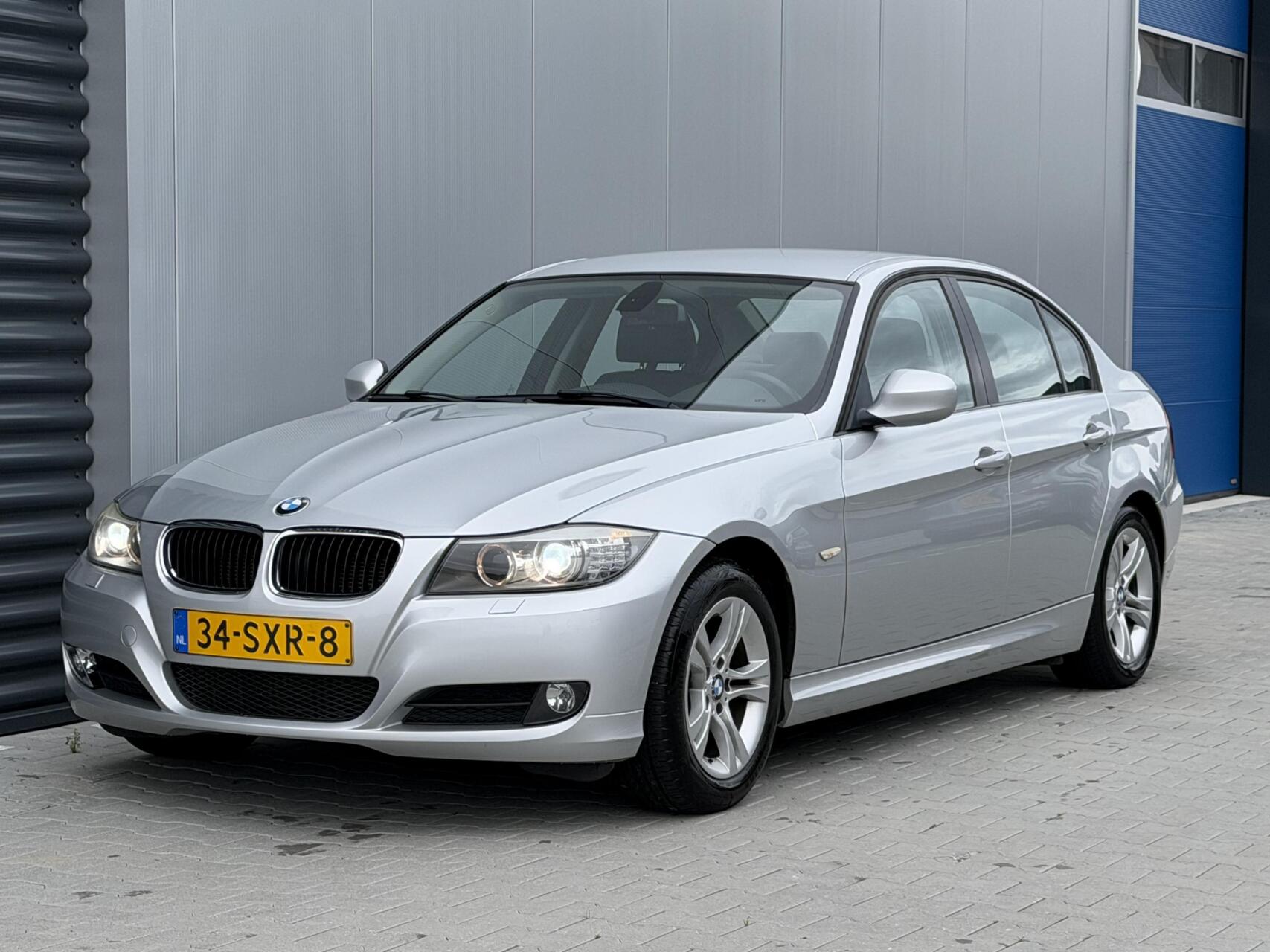 BMW 320i 320i Facelift - Leder - Xenon - Navi - PDC - NAP 2011 - voorkant