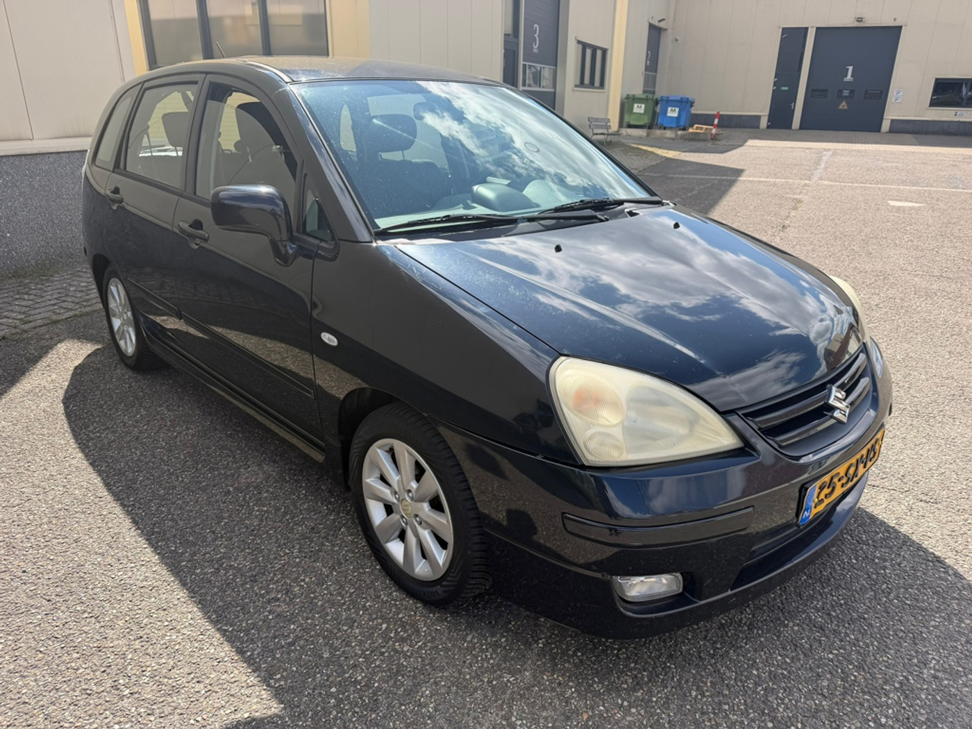 Foto van Suzuki Liana