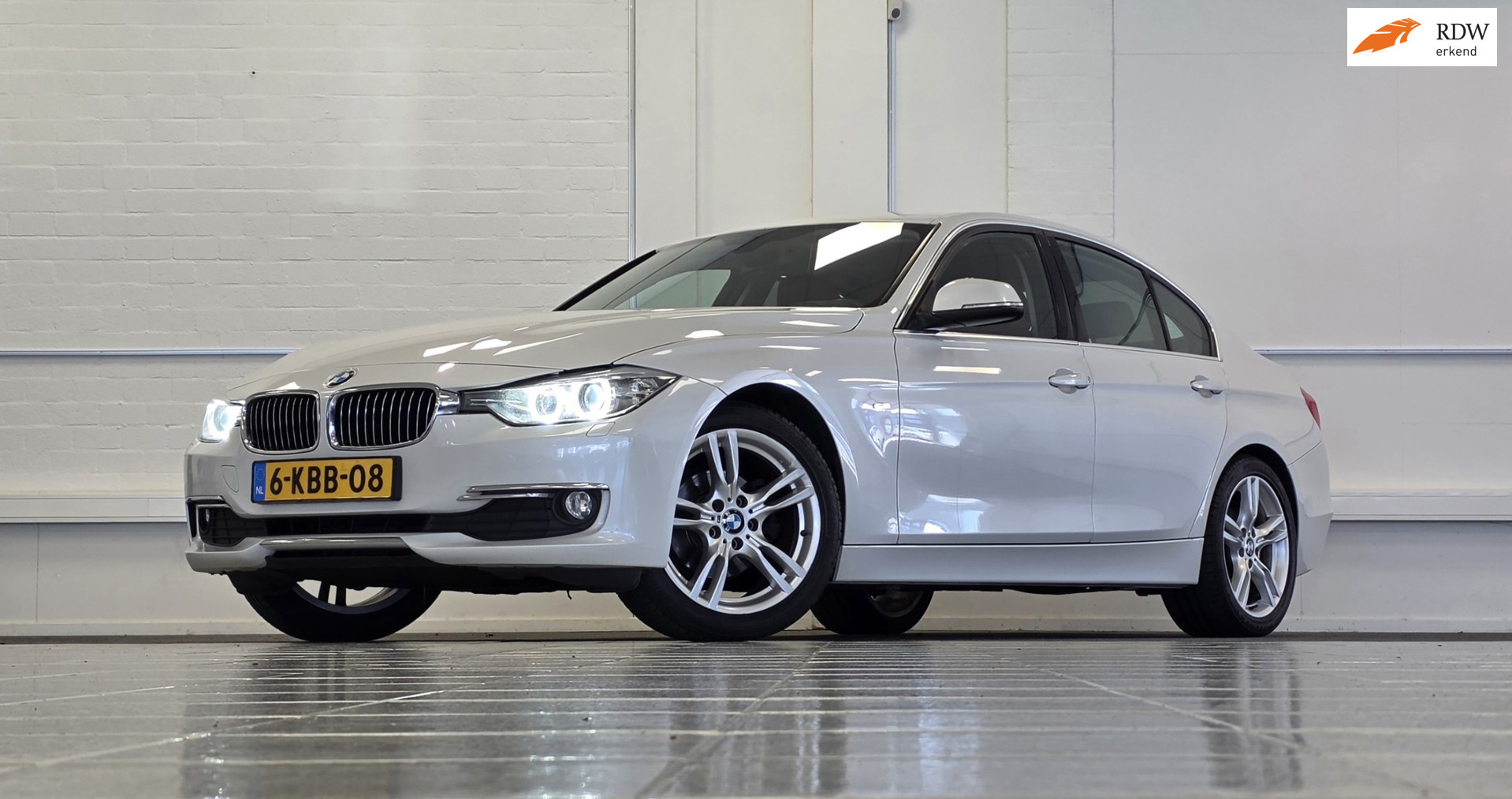 BMW 3er Reihe 320i EfficientDynamics Edition Upgrade Edition Leer Xenon Navi 2013 - voorkant