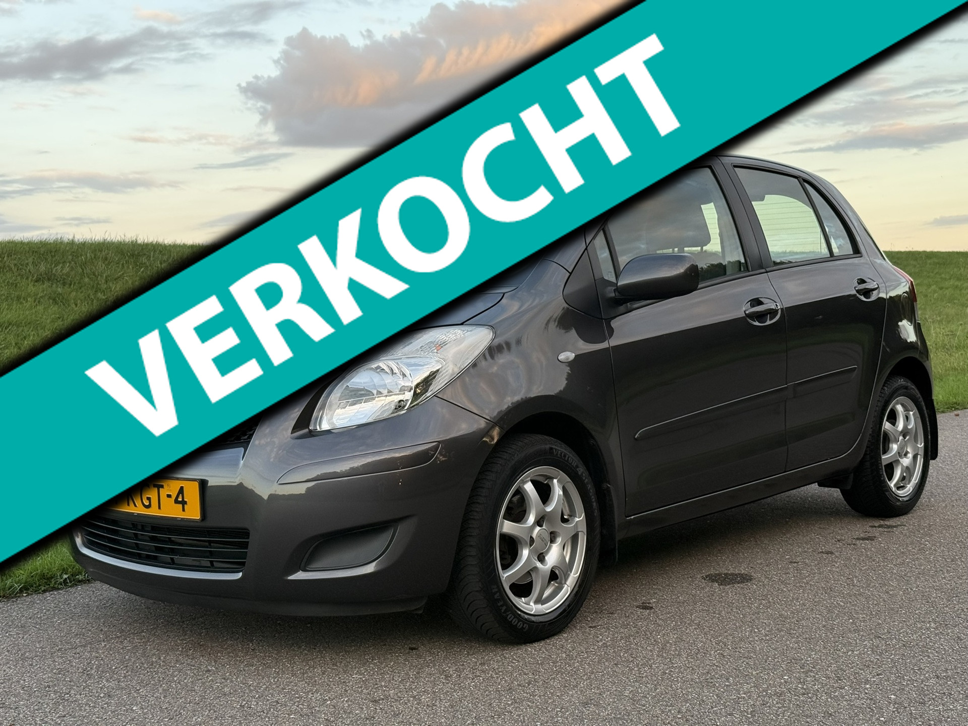 Toyota Toyota Yaris 1.3 VVTi Aspiration | Automaat | Airco | Navigatie 2009 - voorkant