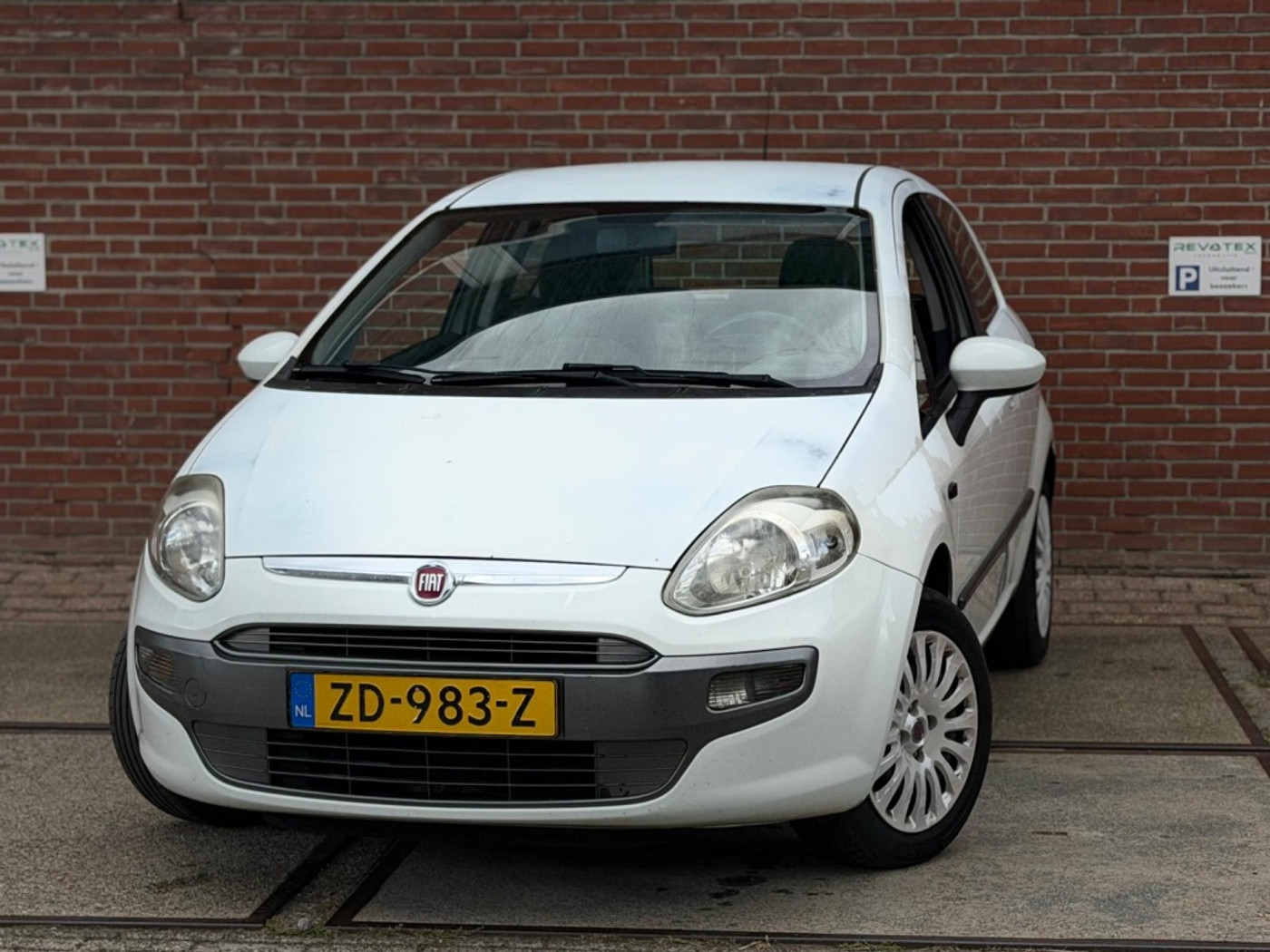 Fiat Fiat Punto 1.4 Dynamic |Airco |CarPlay |Nieuwe APK 2010 - voorkant