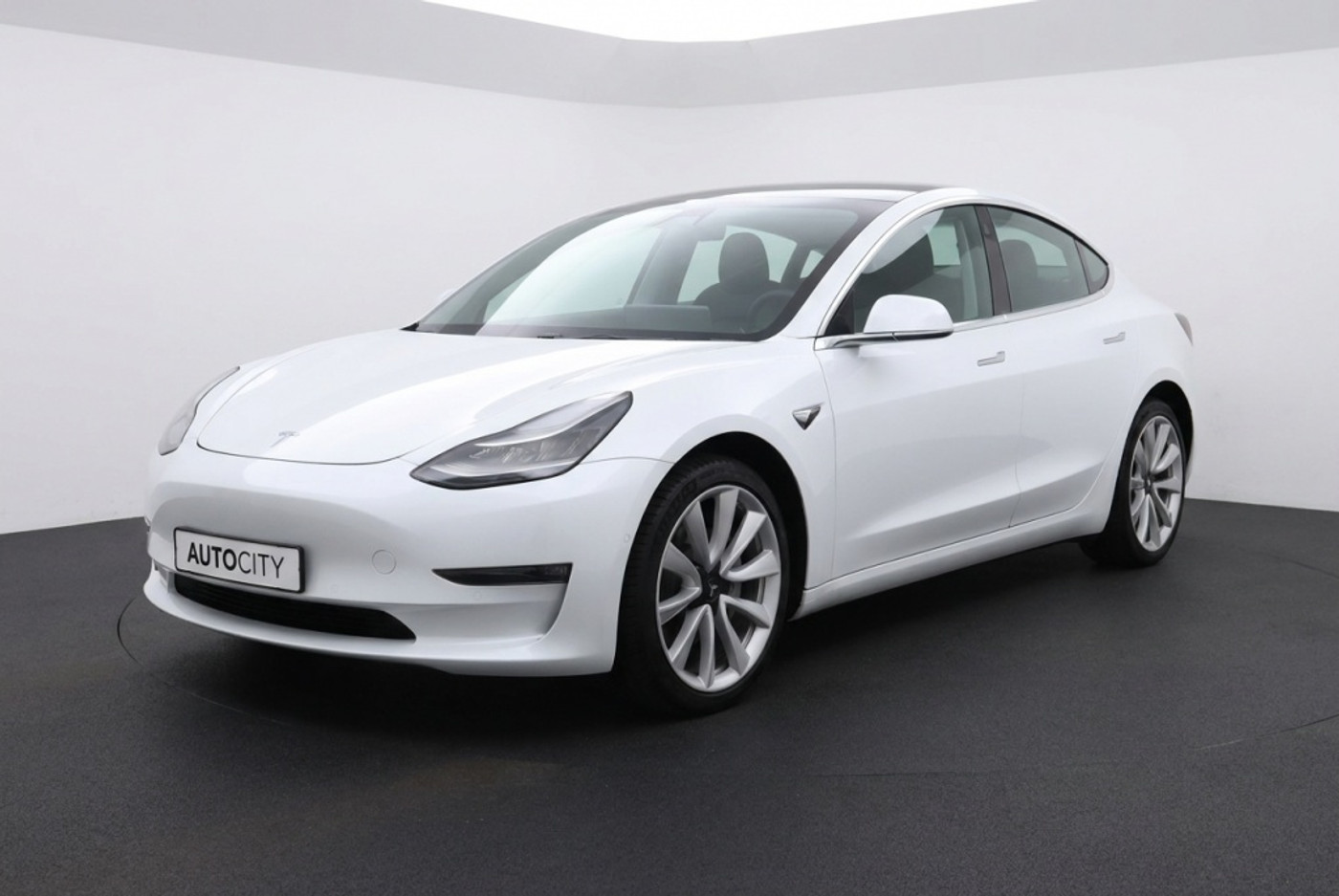 Tesla Model 3 Long Range AWD 75kWh | Autopilot | Trekhaak | Origineel NL auto 2019 - voorkant