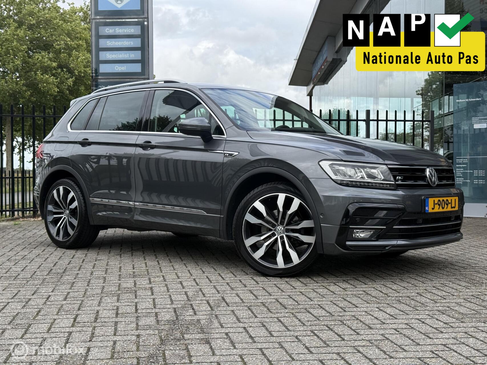 Volkswagen Tiguan 1.5 TSI ACT HighlineR|Trekhaak|Massage|PDC 2019 - voorkant