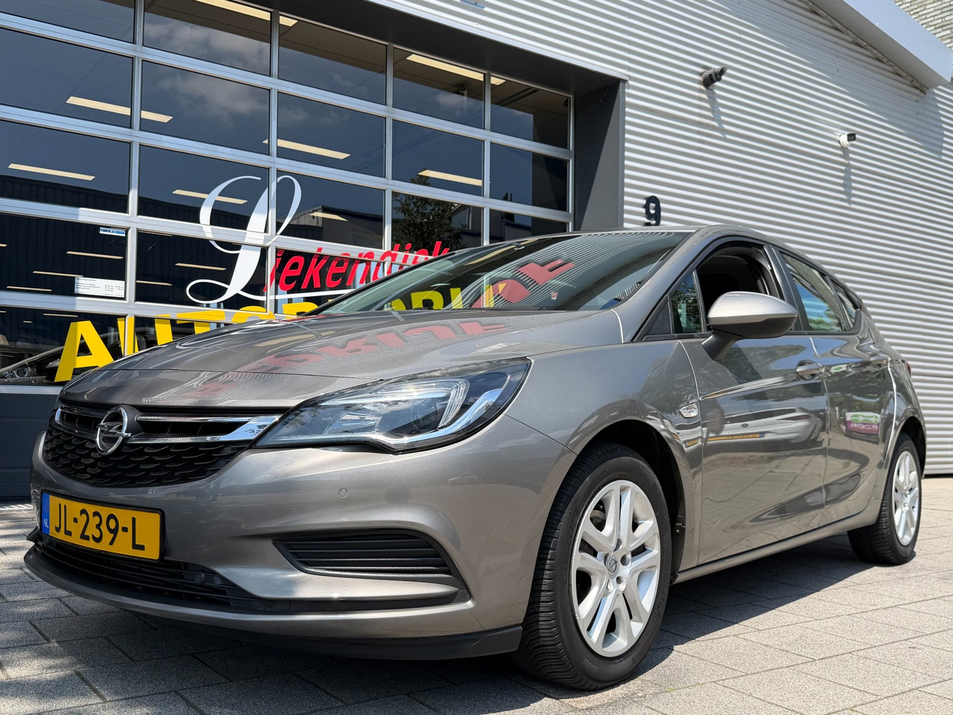Opel Astra 1.0 Edition - Navigatie I LED I PDC I Sport velgen I Comfort pakket I Trekhaak I Dealer onderhouden 2016 - voorkant
