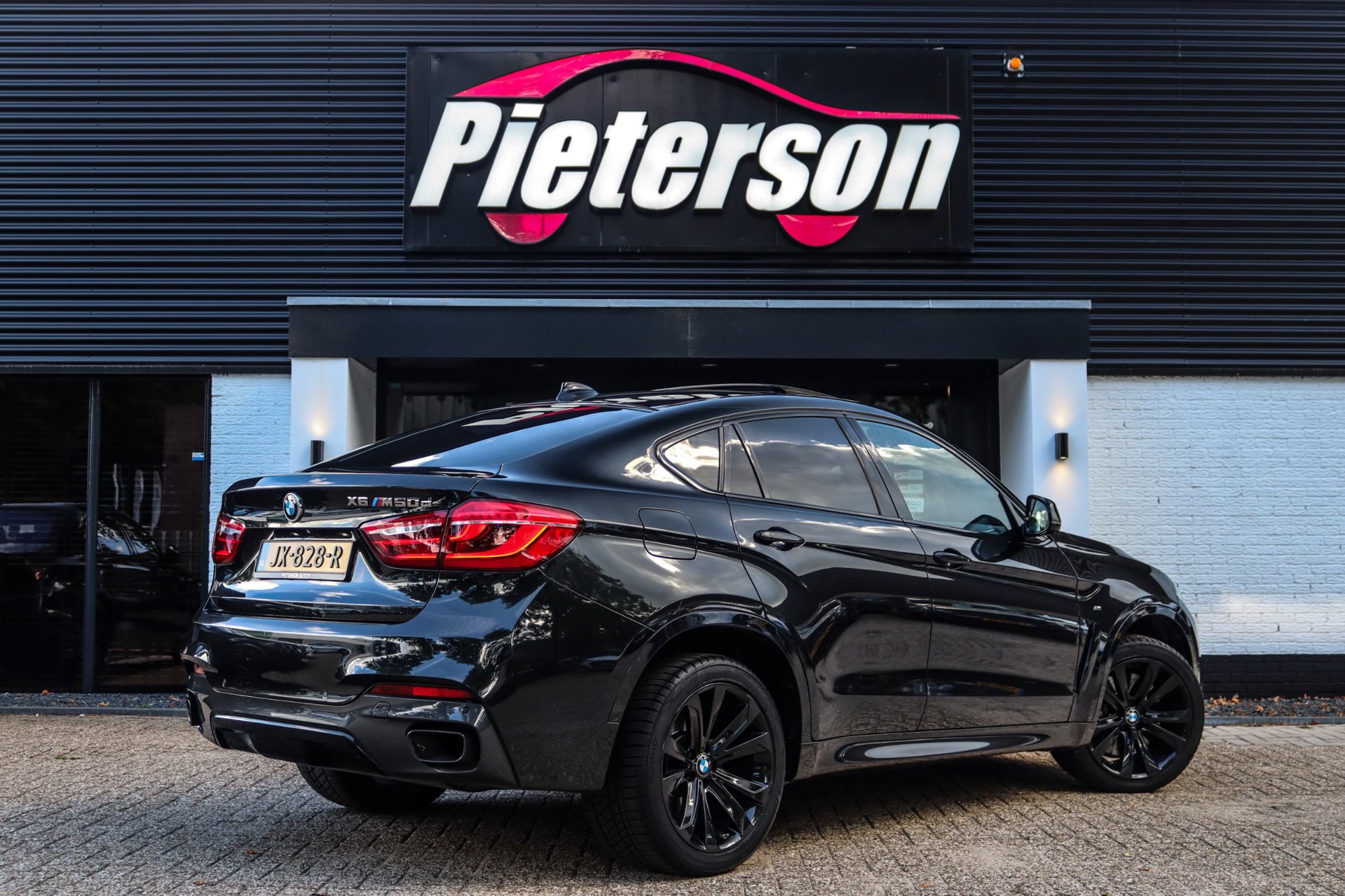 Foto van BMW X6 M50d