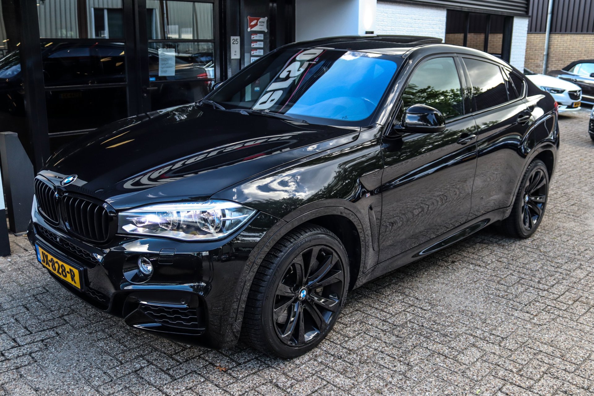 Foto van BMW X6 M50d