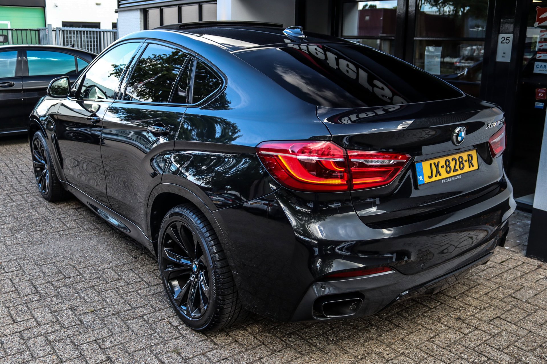 Foto van BMW X6 M50d